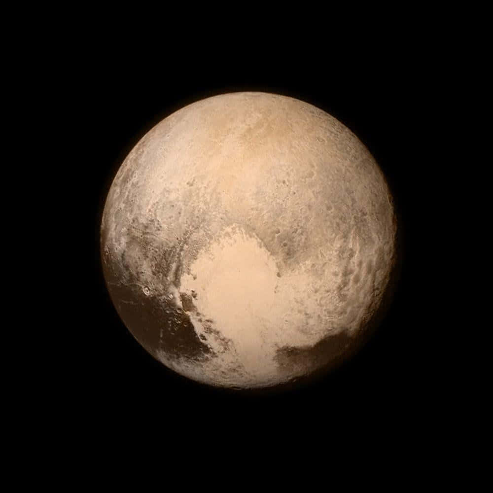pluto 桌布 壁紙 — 冥王星的詳細視圖，展示其冰凍表面和心形特徵，背景是漆黑的太空。