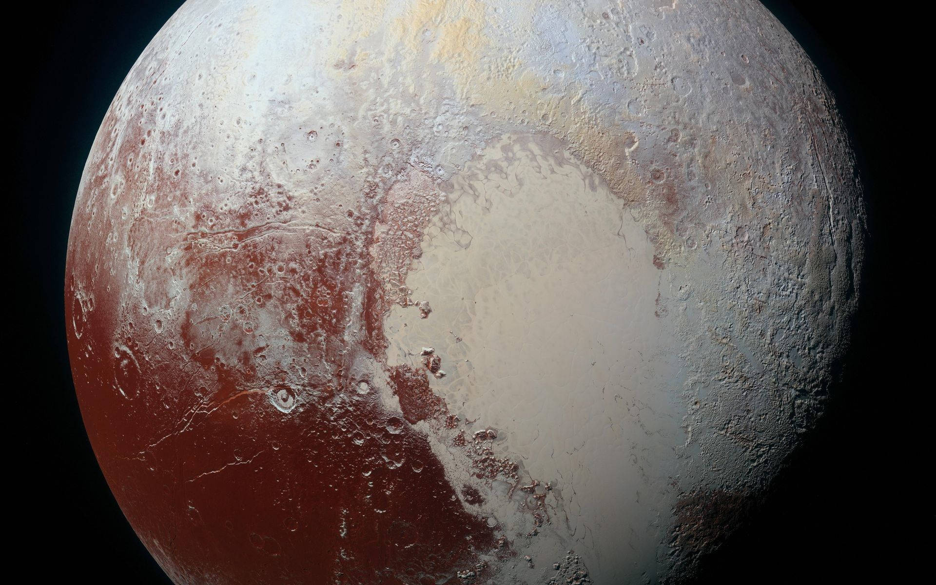 NASA 動態圖片 桌布 壁紙 — 冥王星的詳細視圖，展示其冰封表面上的微紅和白色區域，背景是太空的漆黑。