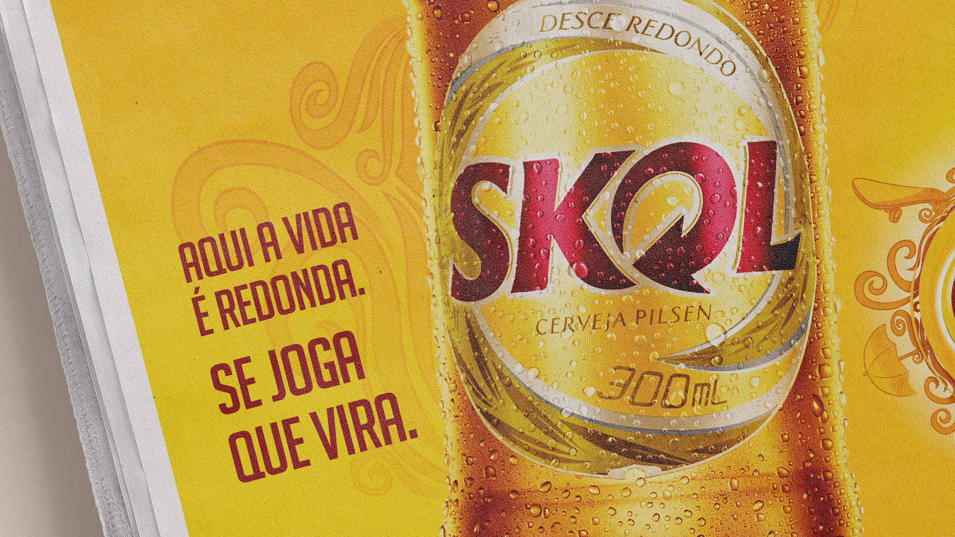 Beer 桌布 壁紙 — 冰凍Skol啤酒瓶的特寫，帶有冷凝水和醒目的黃色品牌標誌，背景為鮮豔的黃色。