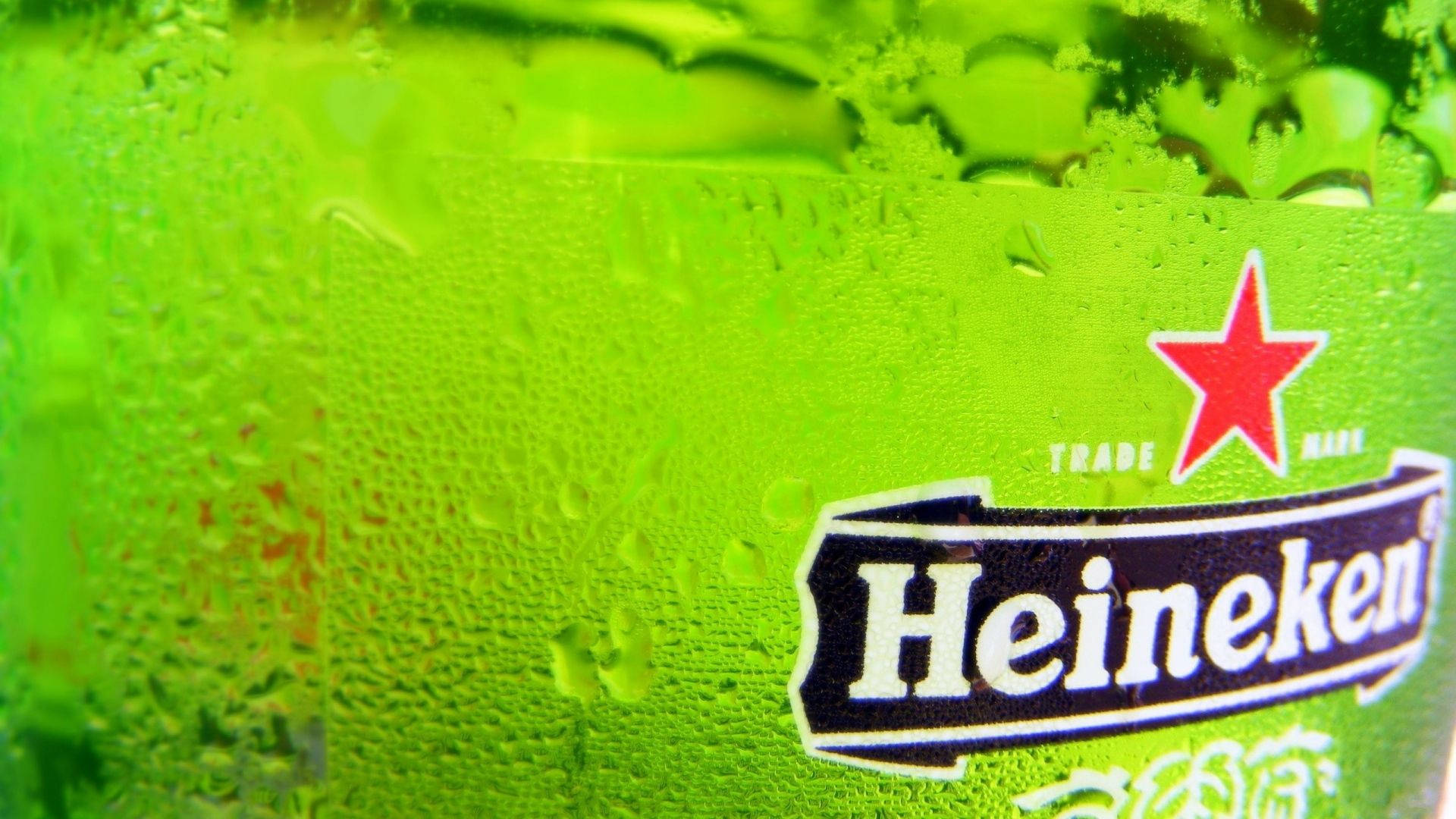 Drink 桌布 壁紙 — 冰凍海尼根啤酒瓶的特寫，在其鮮綠色表面上凝結的水珠閃閃發光。