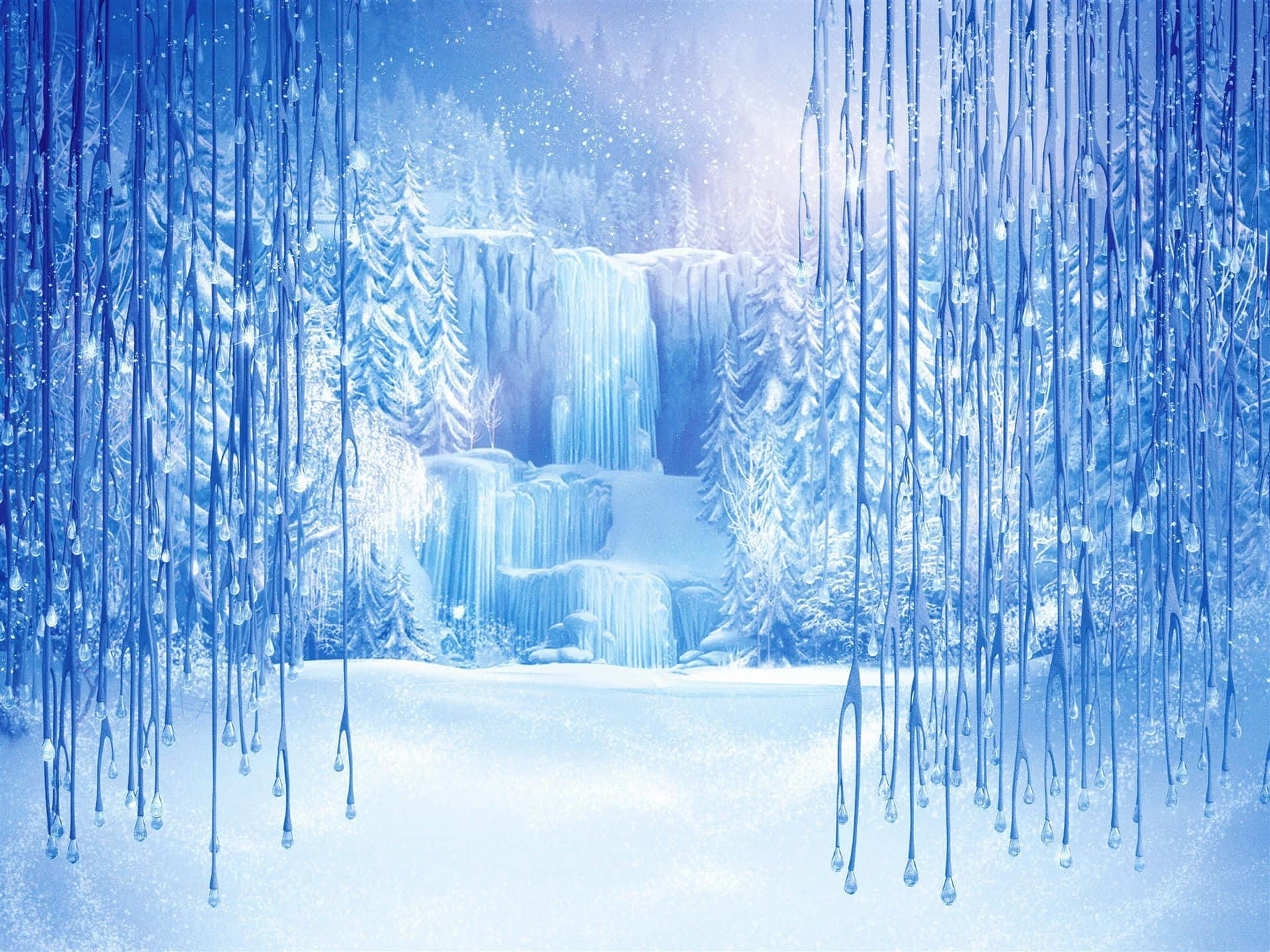 冰雪城堡 桌布 壁紙 — 冰凍瀑布流過被懸掛冰柱框住的雪森林，在柔和的藍光下閃耀。