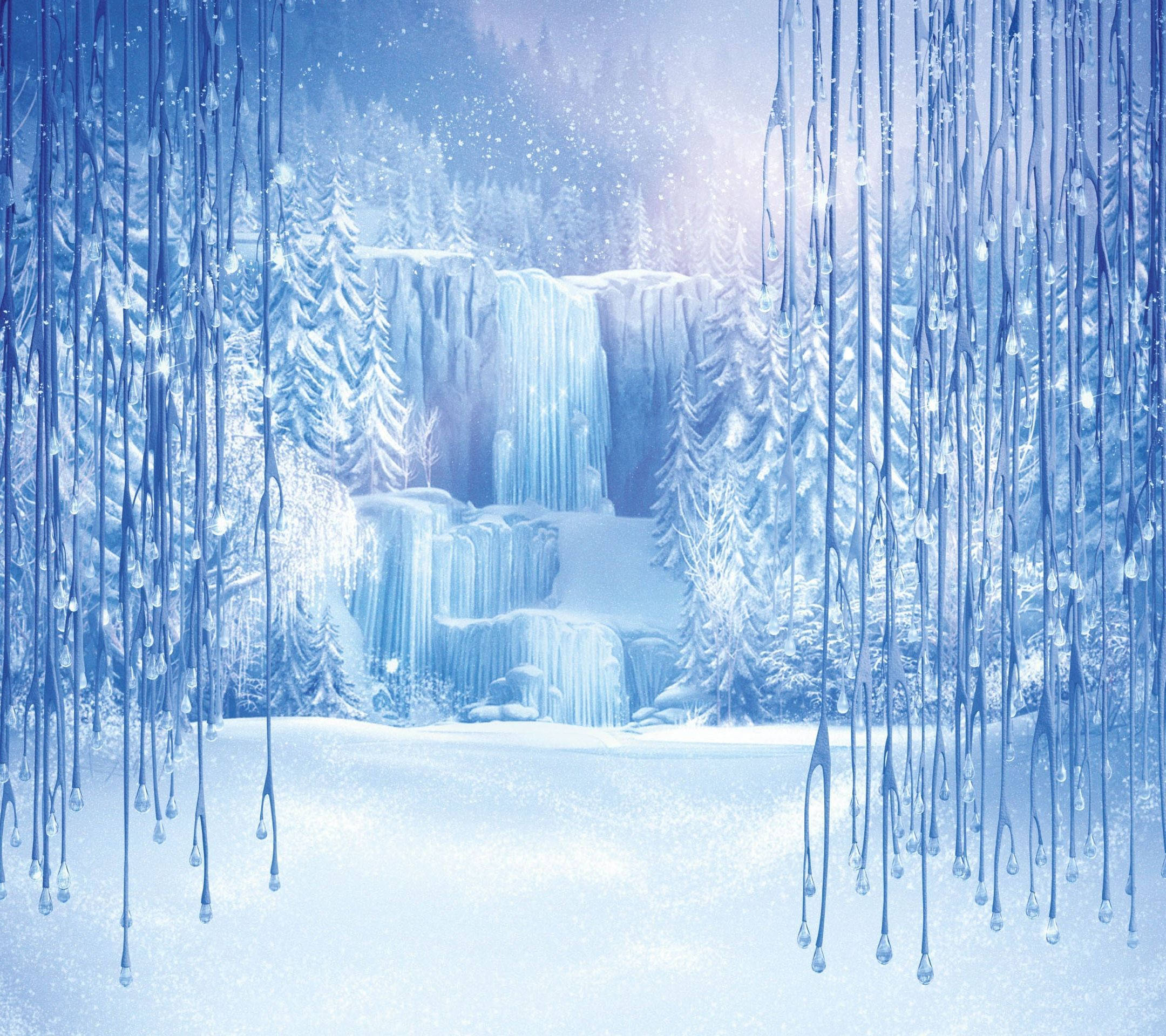 冰 桌布 壁紙 — 冰凍瀑布穿過白雪覆蓋的森林，周圍掛滿冰柱，在柔和的藍光下閃爍。