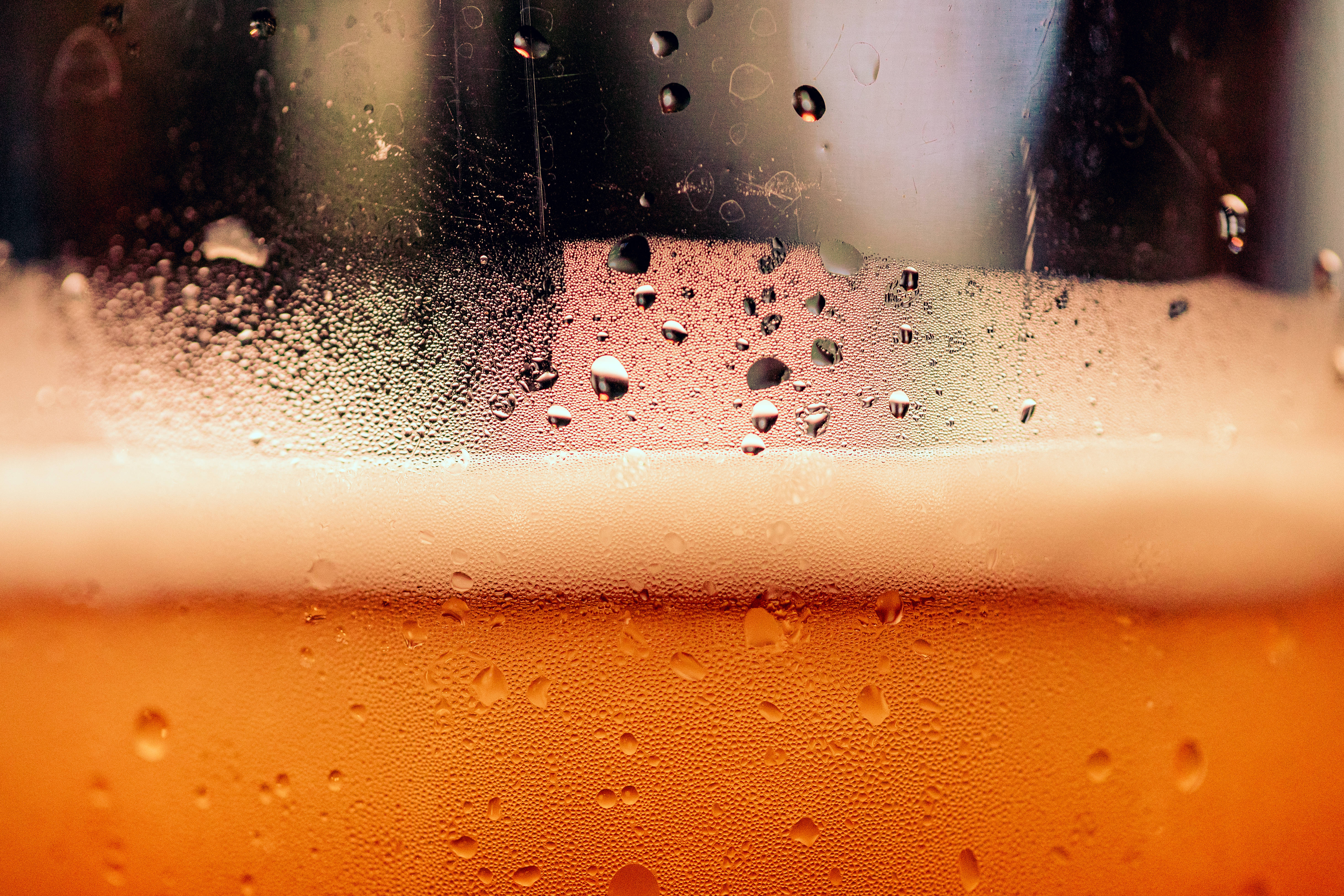 Beer 桌布 壁紙 — 冰凍琥珀色啤酒的特寫，玻璃杯上有冷凝水滴和泡沫頂部。