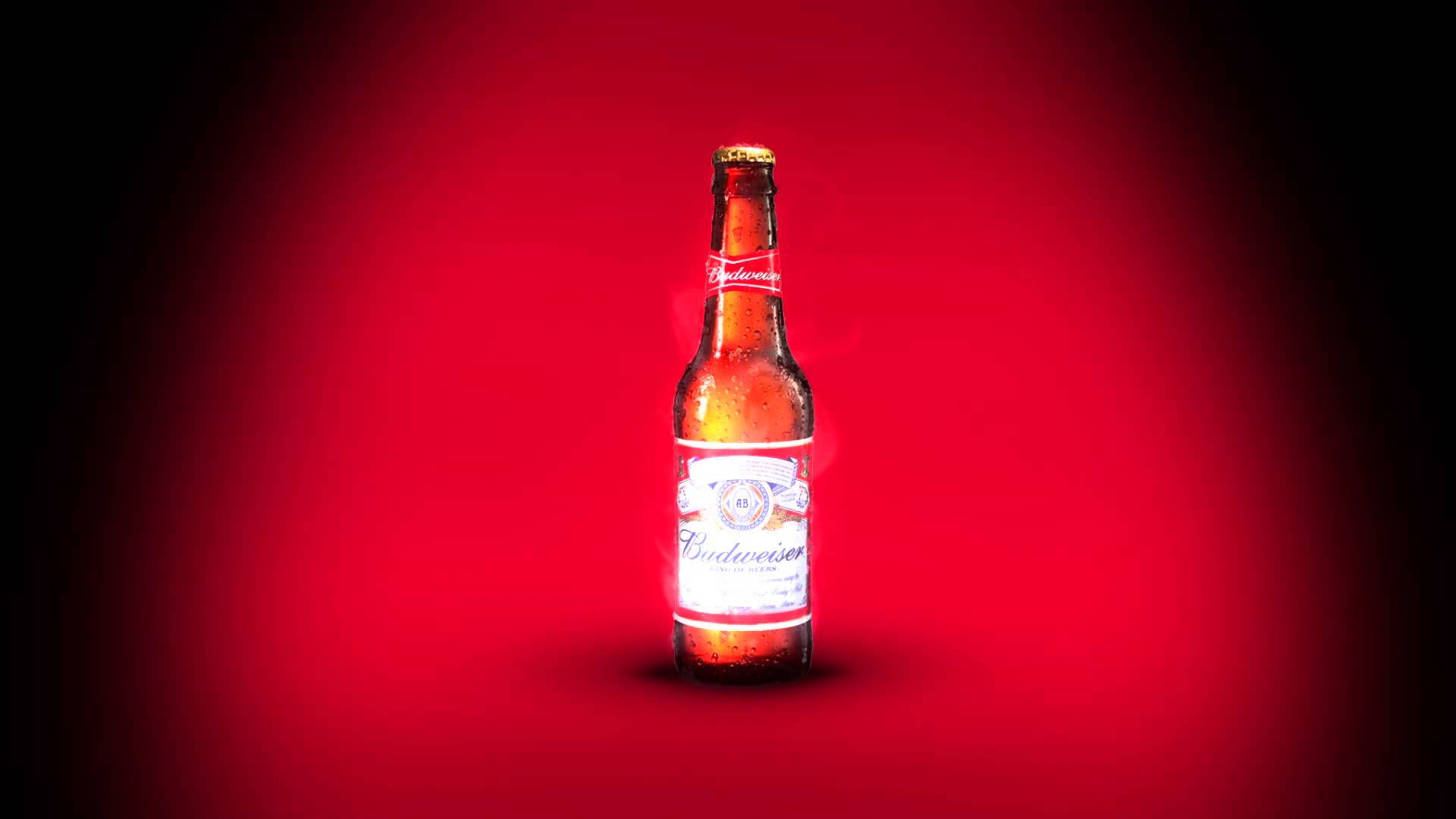 Beer 桌布 壁紙 — 冰凍的 Budweiser 啤酒瓶在紅色漸變背景上閃爍著冷凝水珠。