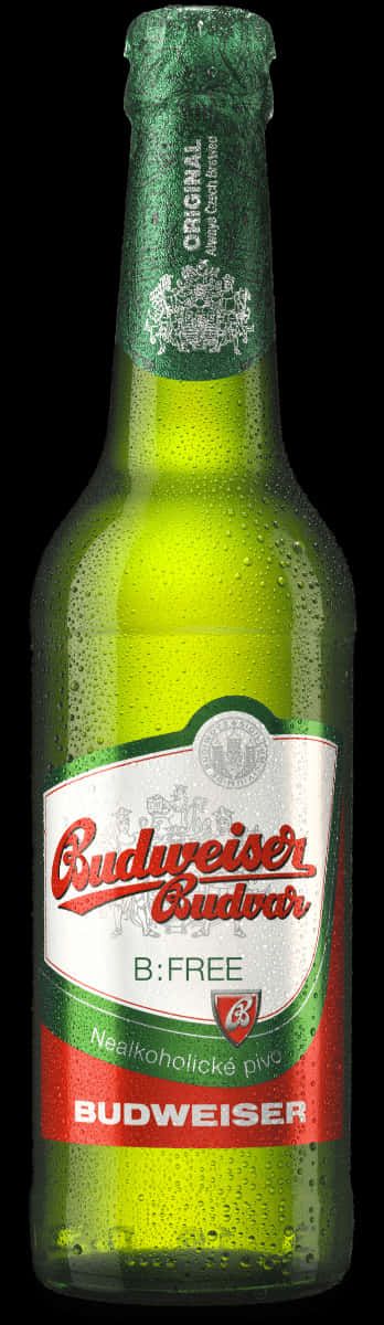 Beer 桌布 壁紙 — 冰凍的Budweiser Budvar B:FREE無酒精啤酒瓶在黑色背景上閃爍著冷凝水珠。