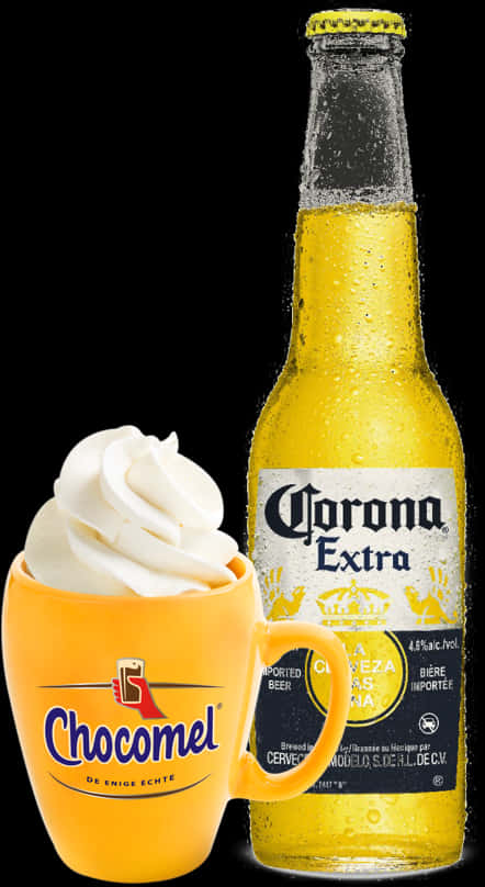 Corona Beer 桌布 壁紙 — 冰凍的Corona Extra啤酒瓶旁邊放著一個黃色Chocomel杯，上面有鮮奶油，背景為黑色。