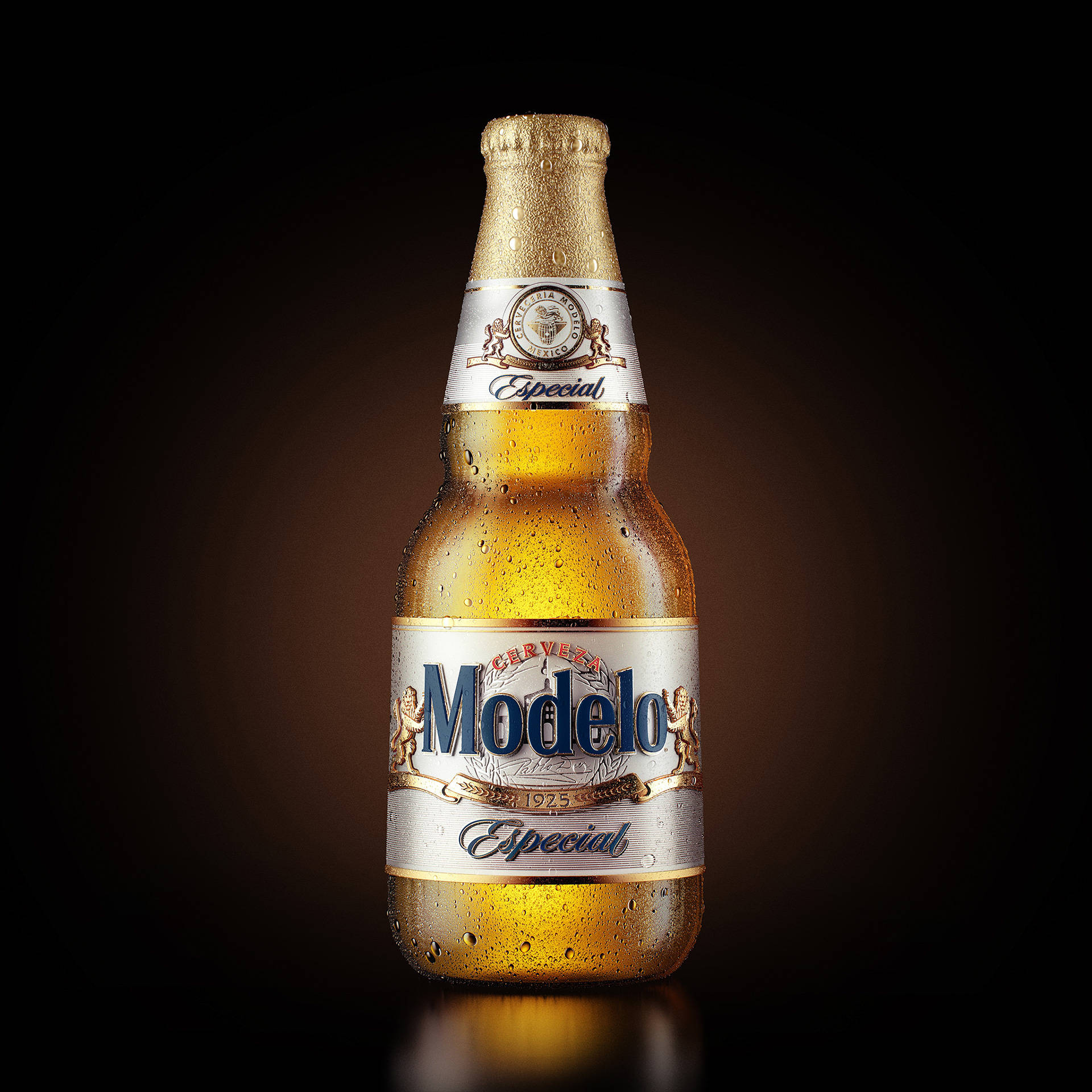 bottle 桌布 壁紙 — 冰凍的Modelo Especial啤酒瓶在深色漸變背景上閃爍著冷凝水珠。