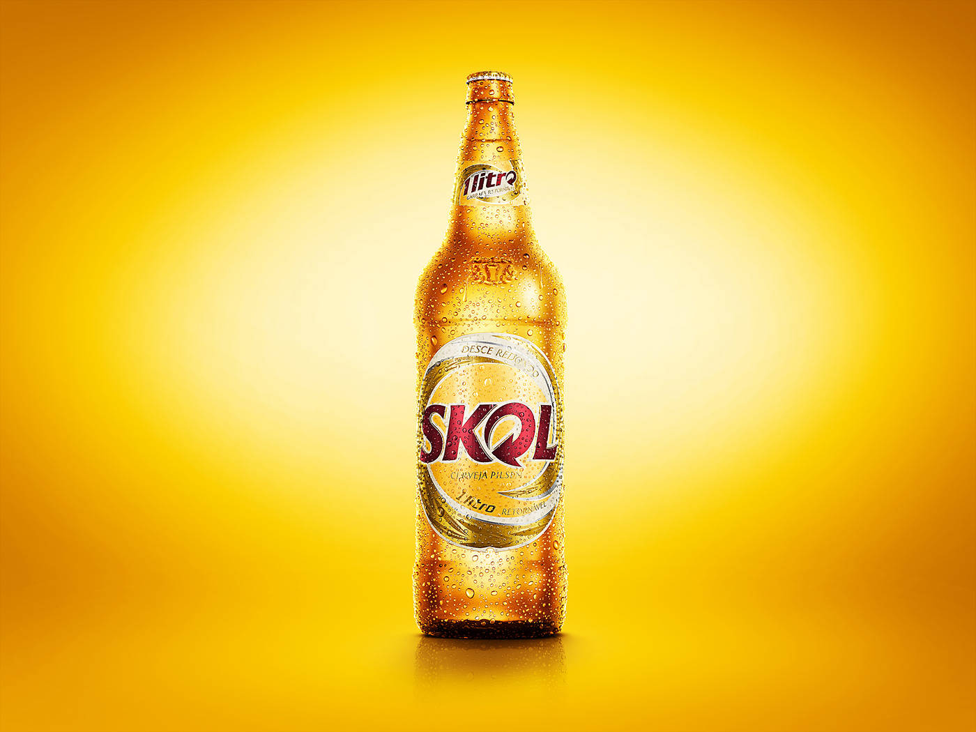 Beer 桌布 壁紙 — 冰凍的Skol啤酒瓶在閃耀的金色漸變背景上閃爍著冷凝水珠。