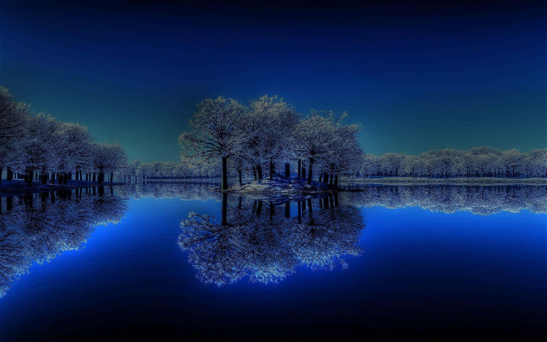 風景 桌布 壁紙 — 冰凍的樹木矗立在玻璃般的藍色湖中，深邃的夜空映照出它們冰冷的輪廓。