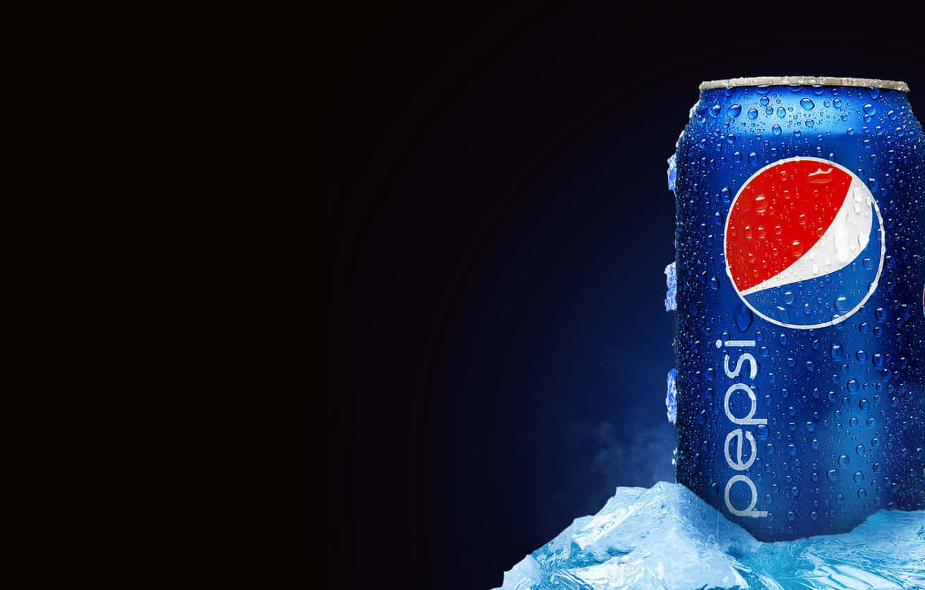 pepsi 桌布 壁紙 — 冰凍的百事可樂罐在深藍色漸層背景上閃爍著冷凝水和冰晶。