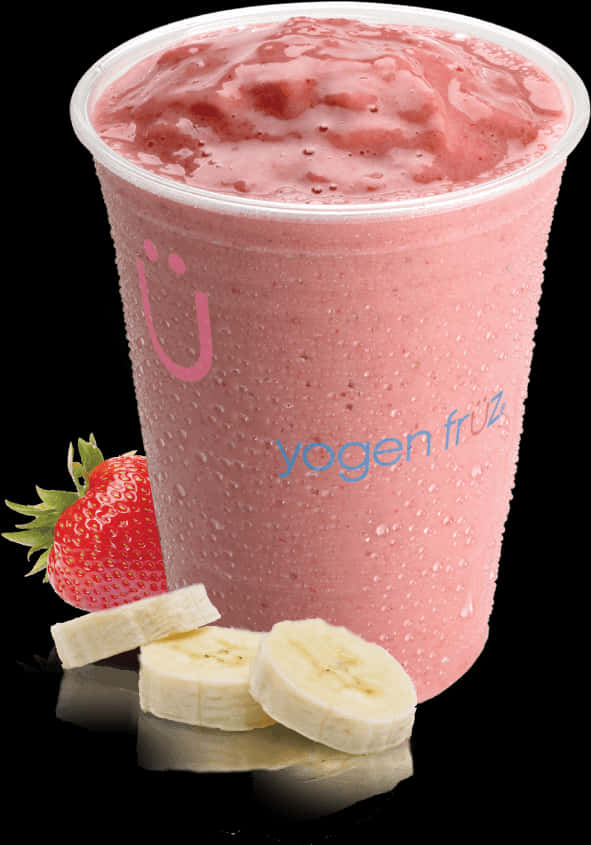 Smoothies 桌布 壁紙 — 冰凍粉紅草莓香蕉冰沙，盛載於品牌杯中，配以新鮮水果裝飾，置於黑色背景前。
