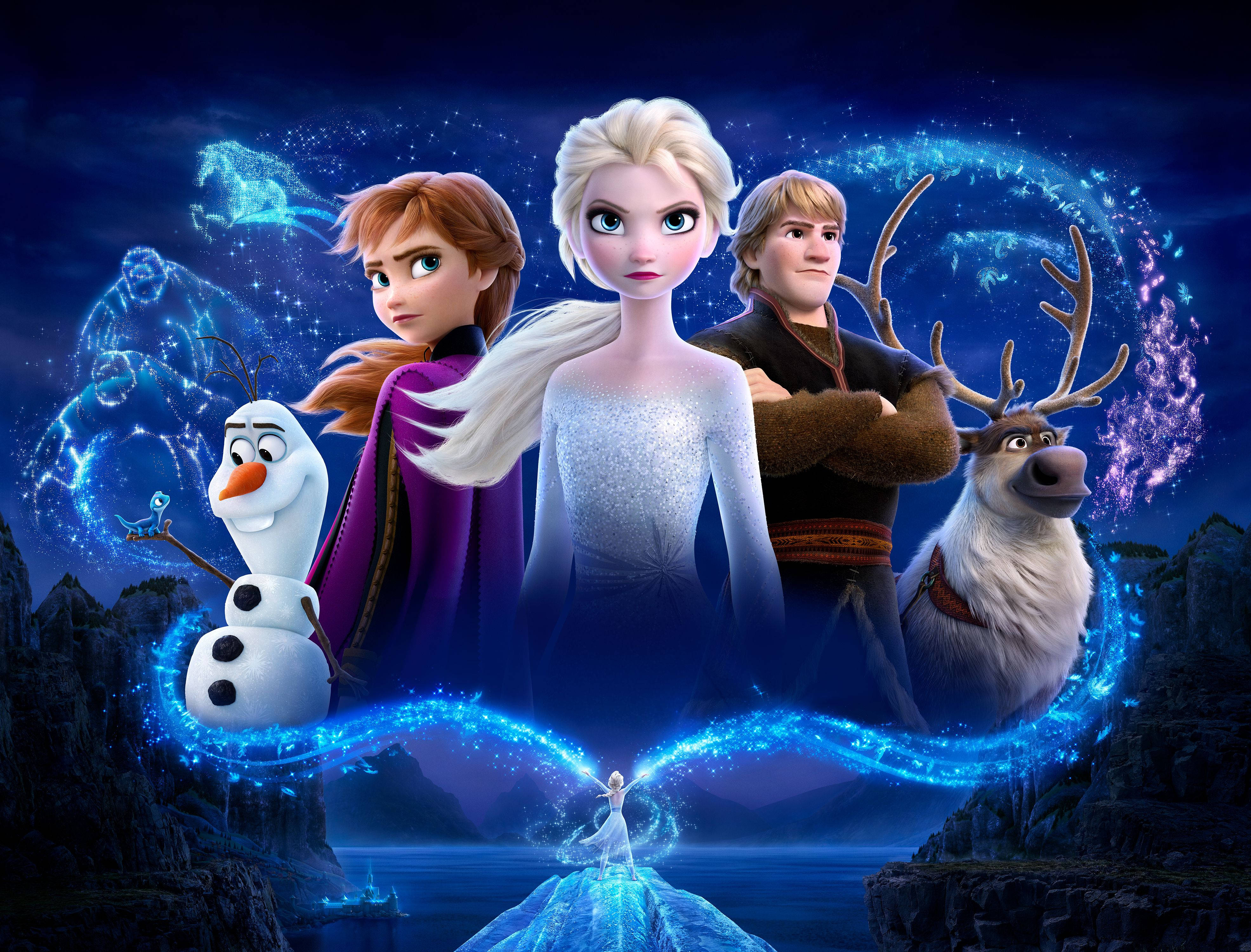 艾莎 桌布 壁紙 — 冰凍角色們站在魔法般的藍色極光背景下，周圍是冰山和發光的冰層結構。