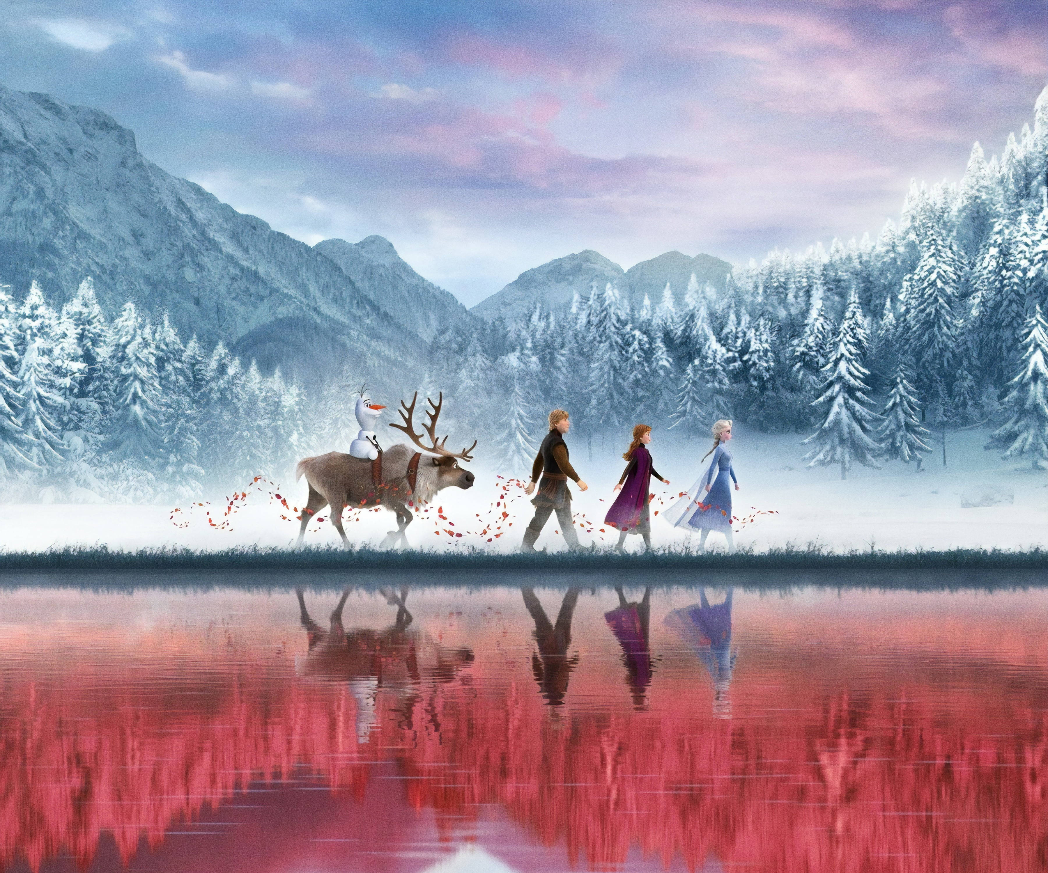 Frozen Elsa 桌布 壁紙 — 冰凍角色走過雪地景觀，山脈和松樹倒映在鮮紅色的水面上。