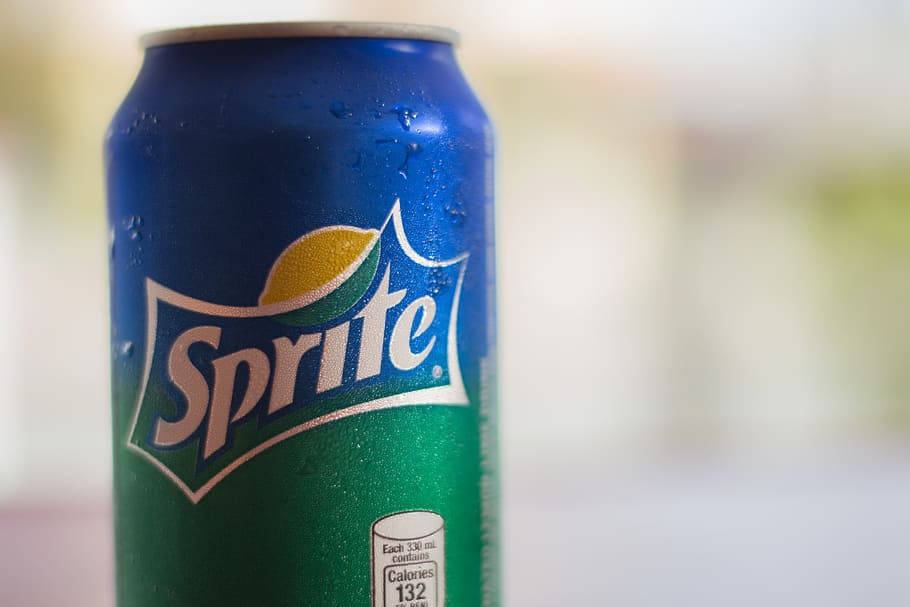 Drink 桌布 壁紙 — 冰凍雪碧罐的特寫，藍色和綠色表面上閃爍著冷凝水滴。