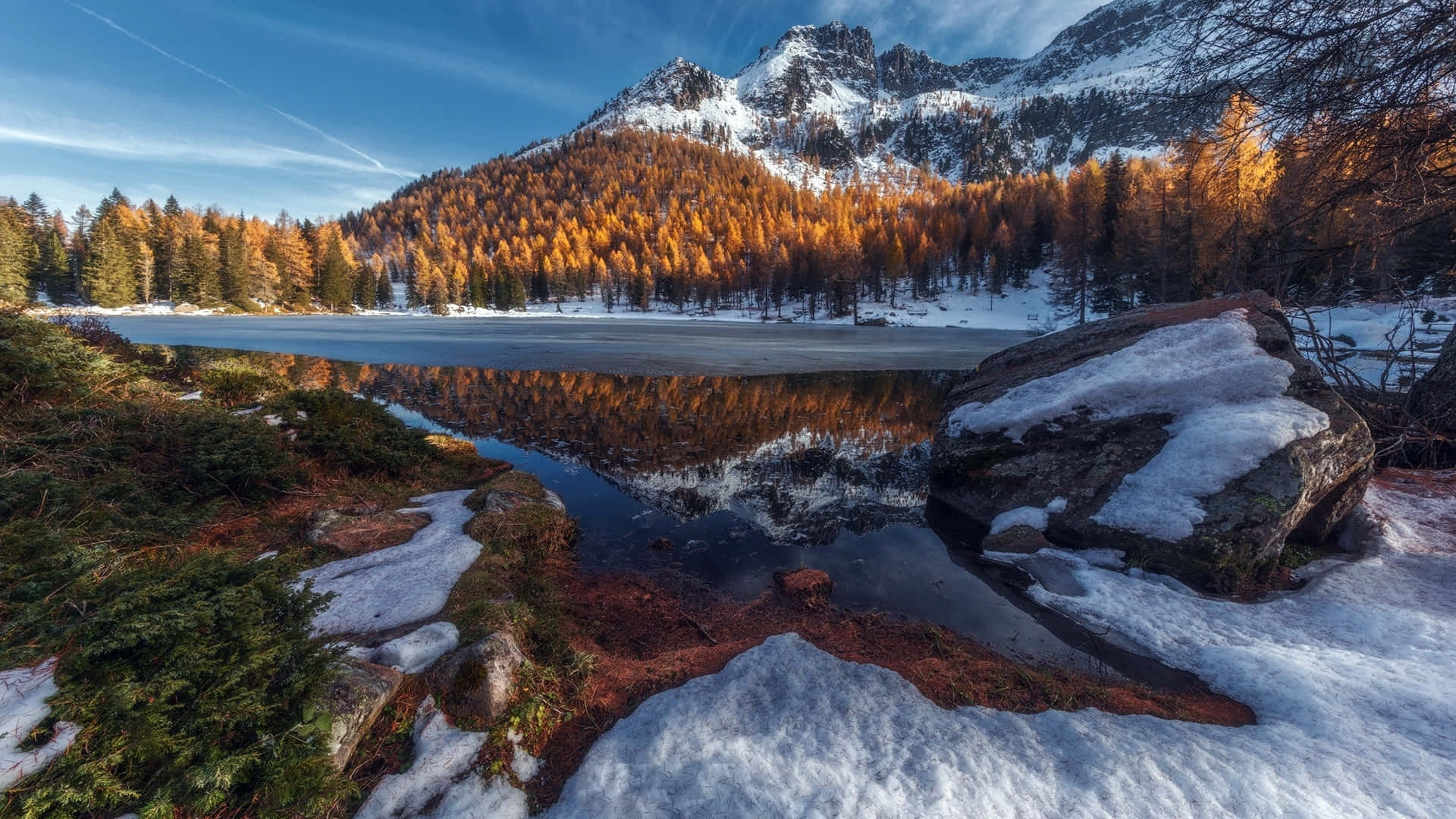 Mountain Scenery 桌布 壁紙 — 冰封的山湖映照著白雪覆蓋的山峰和金色秋樹，在清澈的藍天下。