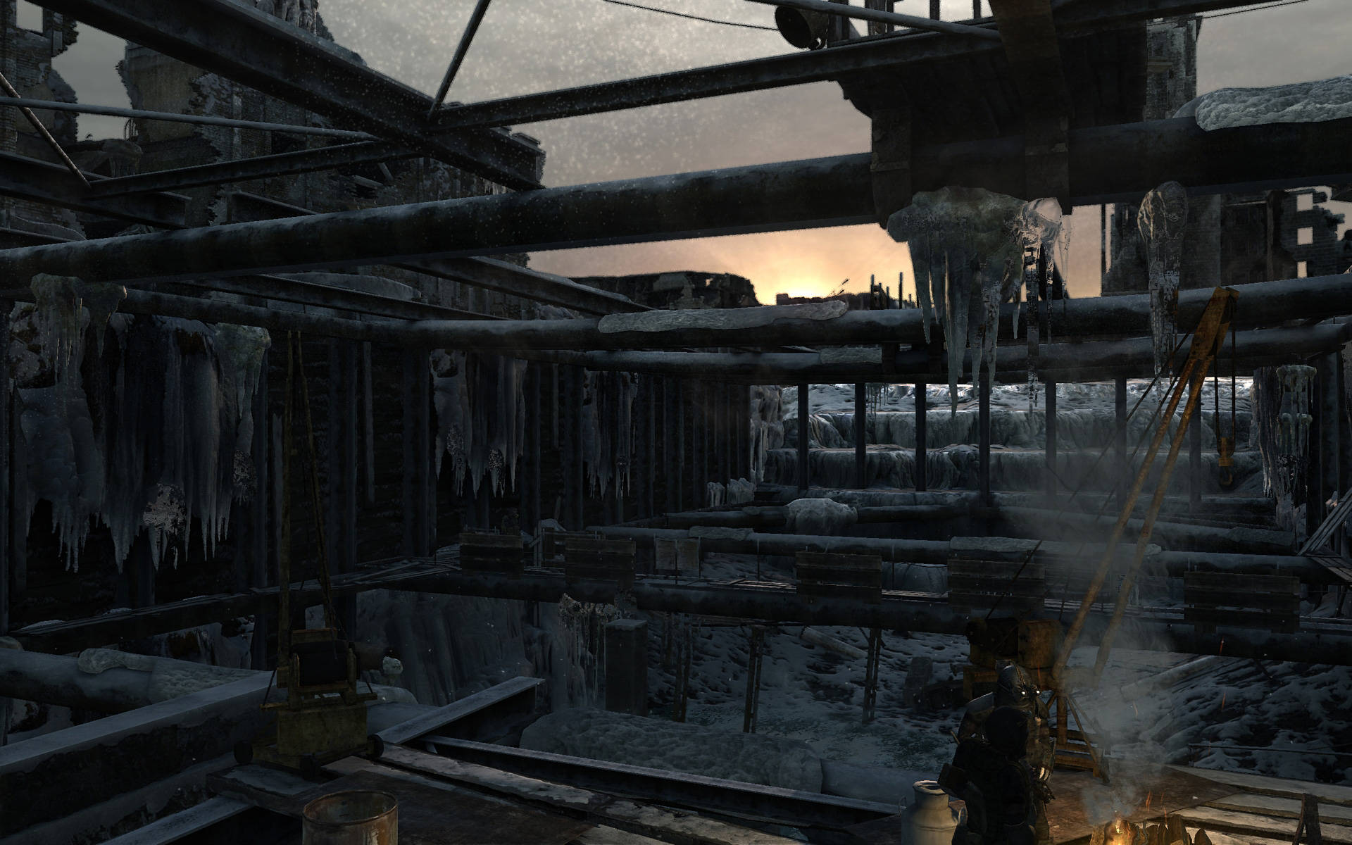 Metro 2033 桌布 壁紙 — 冰封的工業廢墟，生鏽的管道上掛著冰柱，在暮色天空下。