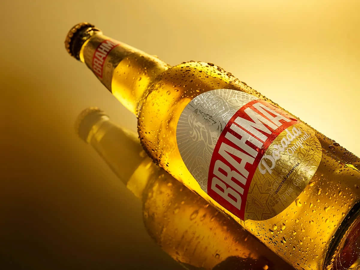 alcohol 桌布 壁紙 — 冰涼的 Brahma 啤酒瓶在溫暖的金色背景下閃爍著冷凝水珠。