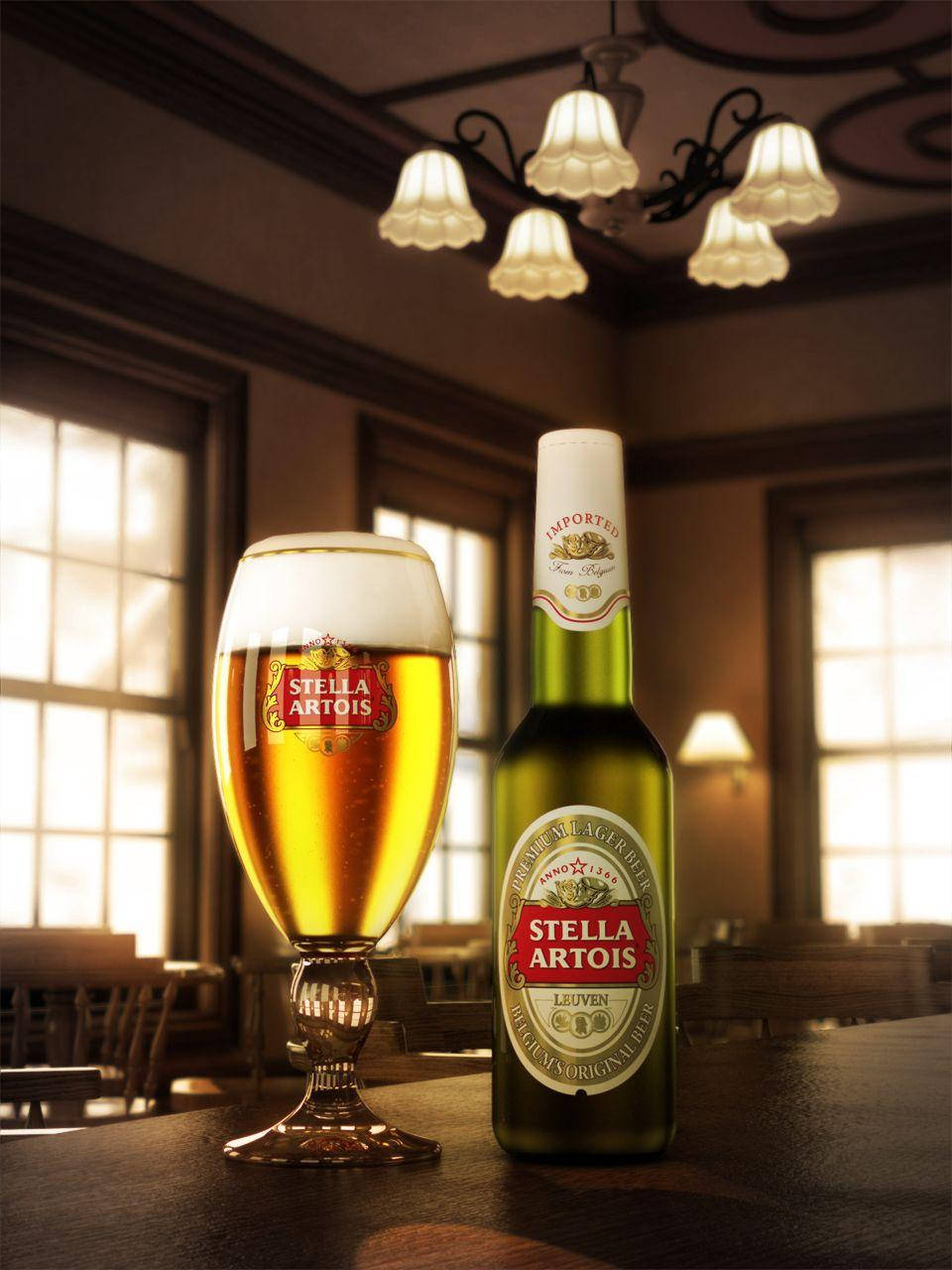 飲料 桌布 壁紙 — 冰涼的 Stella Artois 啤酒瓶和酒杯在舒適的復古酒吧中，於溫暖的吊燈燈光下在木製吧檯上閃閃發光。