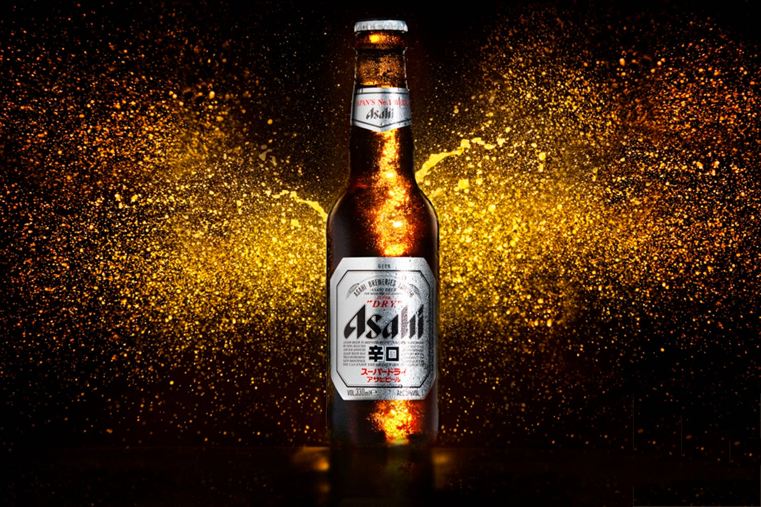 Beer 桌布 壁紙 — 冰涼的Asahi Super Dry啤酒瓶在黑暗背景下閃耀，金色的液體飛濺營造出光彩奪目的慶祝效果。