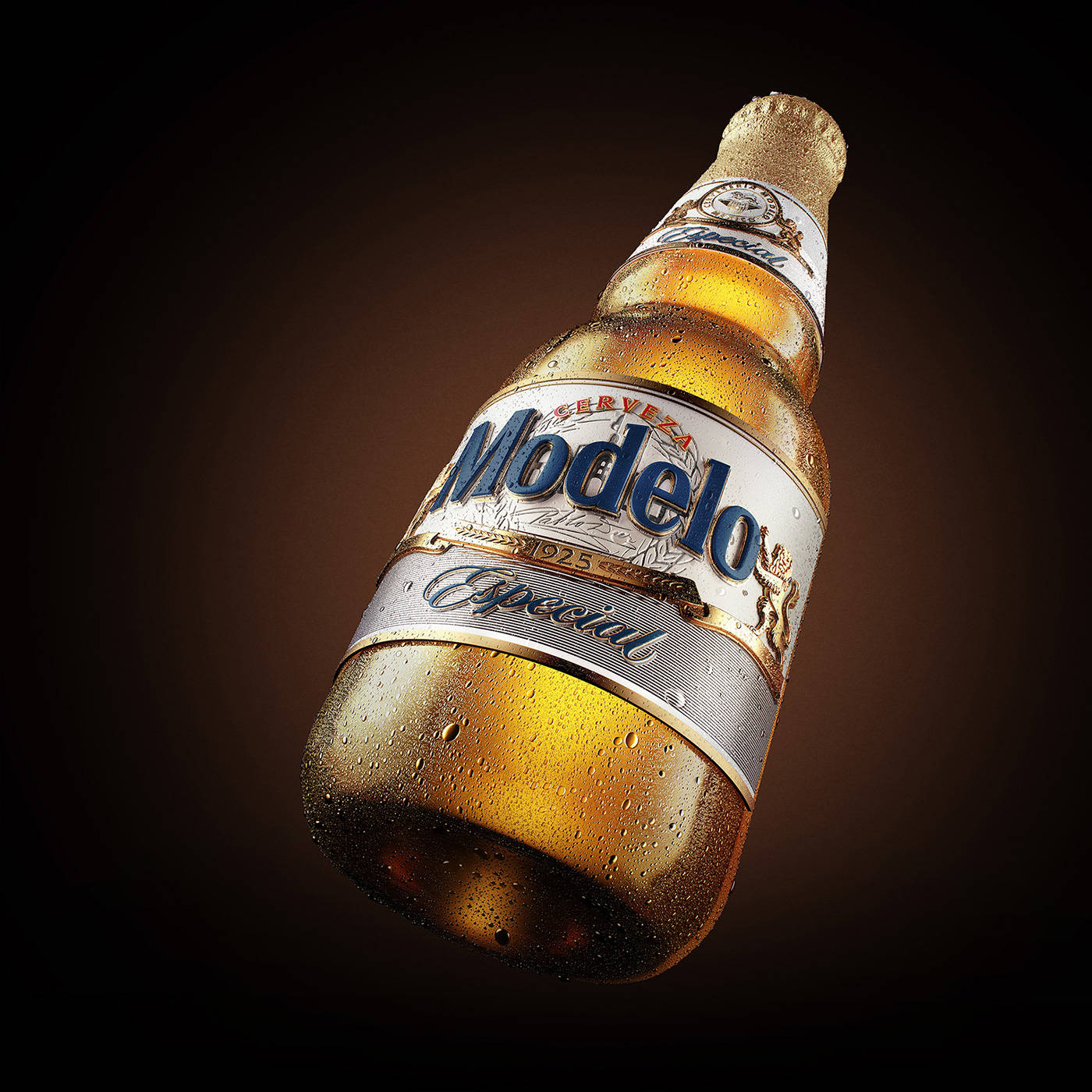 render 桌布 壁紙 — 冰涼的Modelo Especial啤酒瓶在深色漸層背景上閃爍著冷凝水珠。