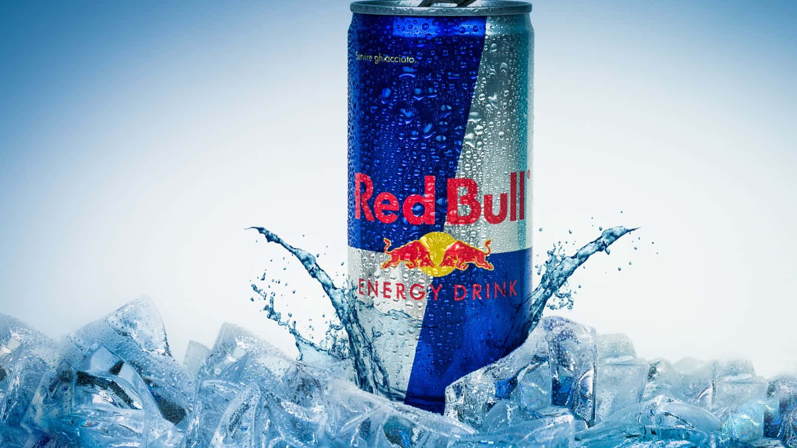紅牛 桌布 壁紙 — 冰涼的Red Bull能量飲料罐被冰塊包圍，水花四濺，動感十足。