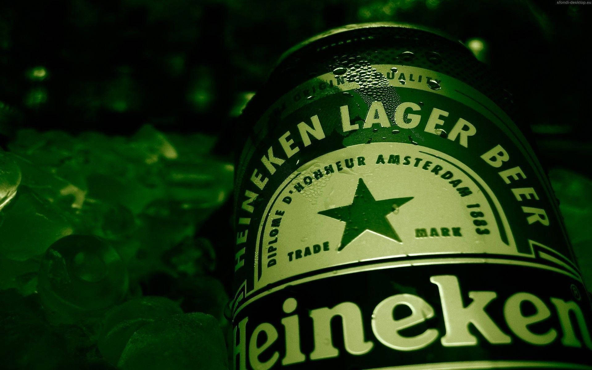 Drink 桌布 壁紙 — 冰涼的海尼根啤酒罐在單色綠光下，在冰塊之間凝結著水珠閃閃發光。