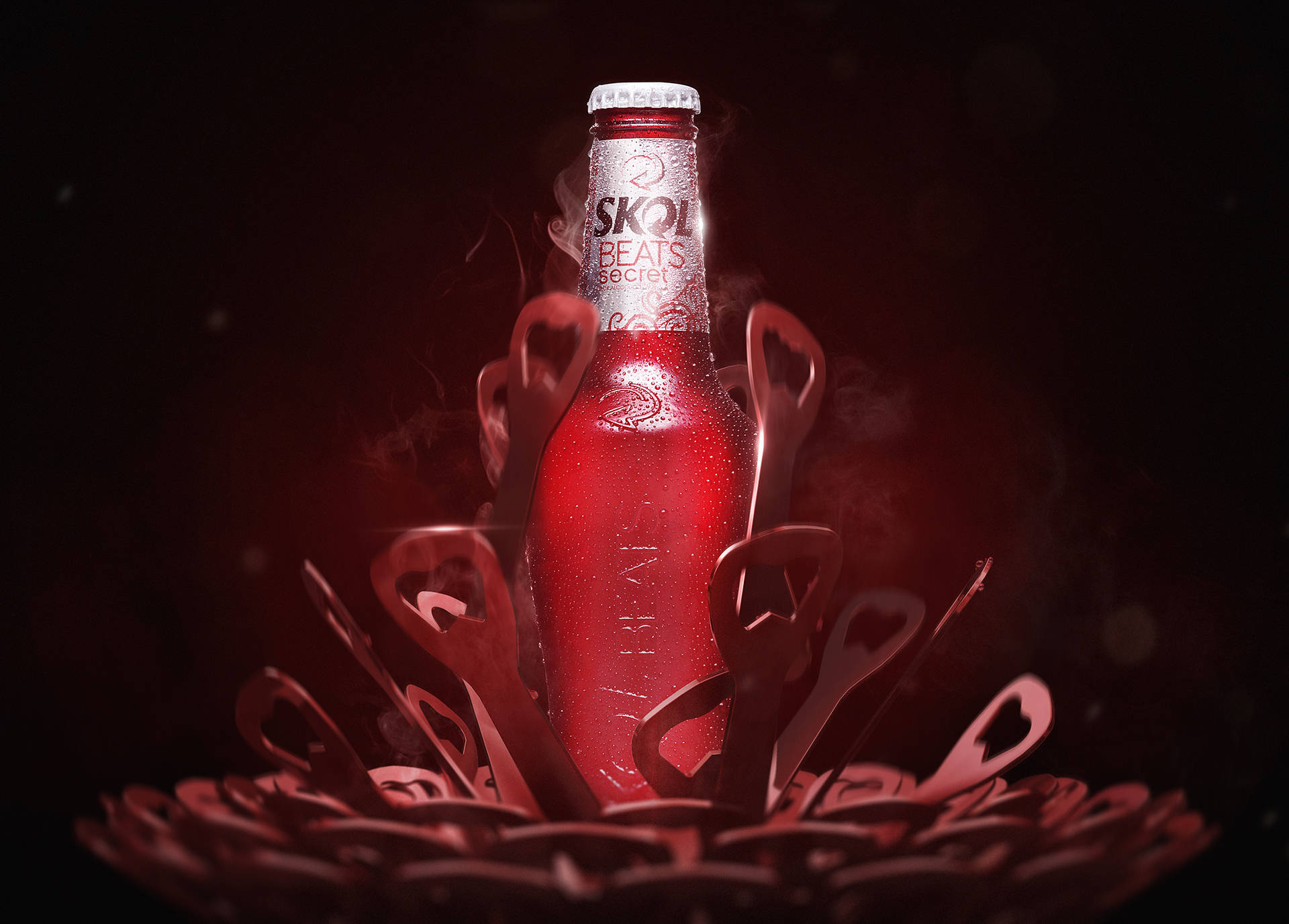 Beer 桌布 壁紙 — 冰涼的紅色Skol Beats Secret瓶子閃爍著冷凝水珠，被心形金屬鏤空環繞，背景為深紅色煙霧效果。