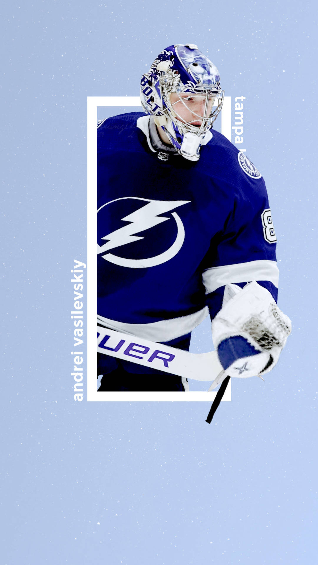 淺藍色 桌布 壁紙 — 冰球守門員 Andrei Vasilevskiy 身穿坦帕灣閃電隊裝備，在淺藍色斑點背景前準備就緒。