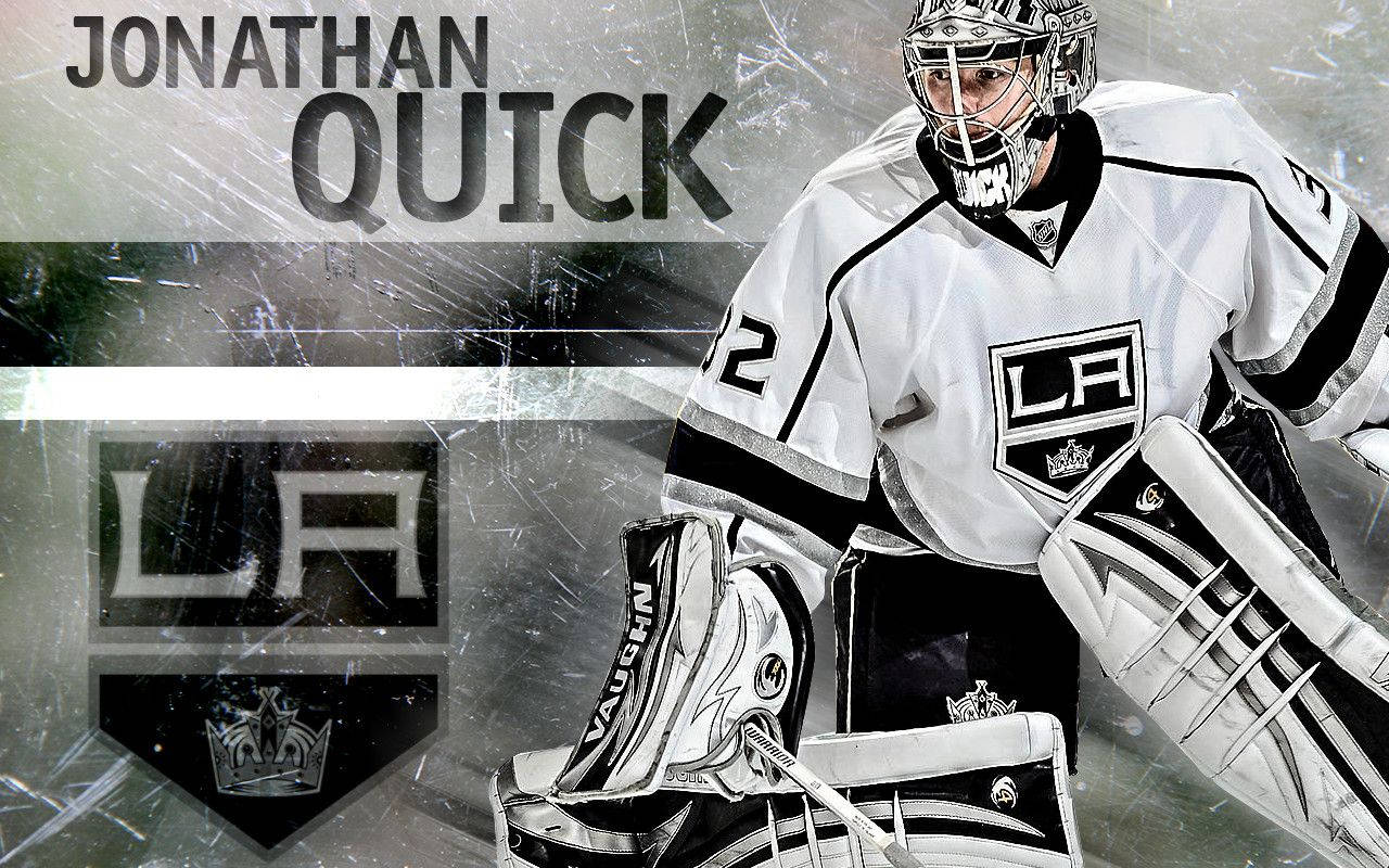 Los Angeles Kings 桌布 壁紙 — 冰球守門員 Jonathan Quick 身穿 LA Kings 裝備，蹲在冰上準備就緒，並有球隊標誌和名字圖形疊加。