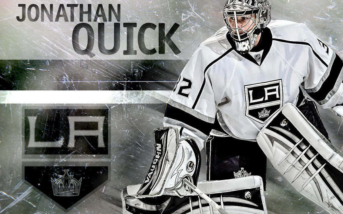 Jonathan Quick 桌布 壁紙 — 冰球守門員Jonathan Quick身穿LA Kings裝備，在裂冰上蹲伏準備，附有球隊標誌和名字圖案。
