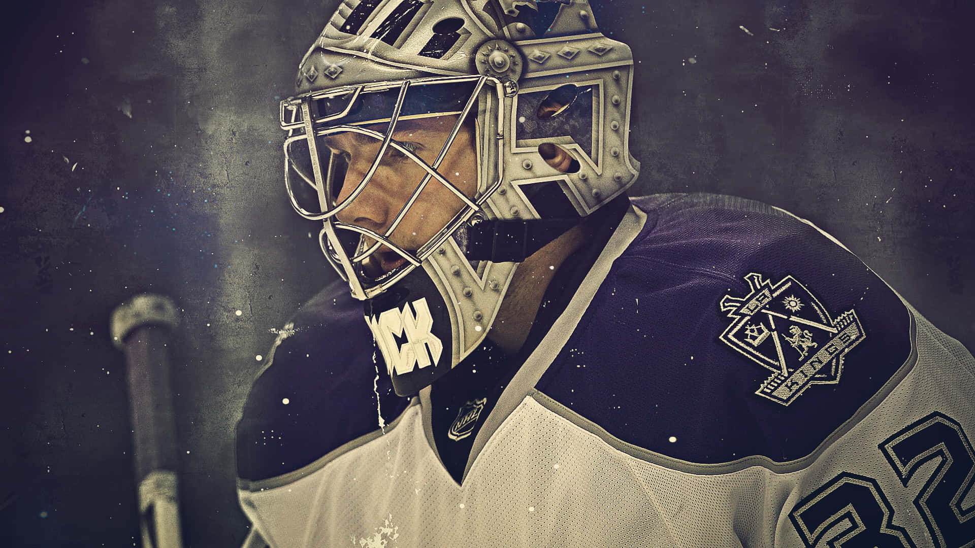 Jonathan Quick 桌布 壁紙 — 冰球守門員近距離特寫，戴著精緻的銀色頭盔和深色球衣，背景粗糙有紋理。
