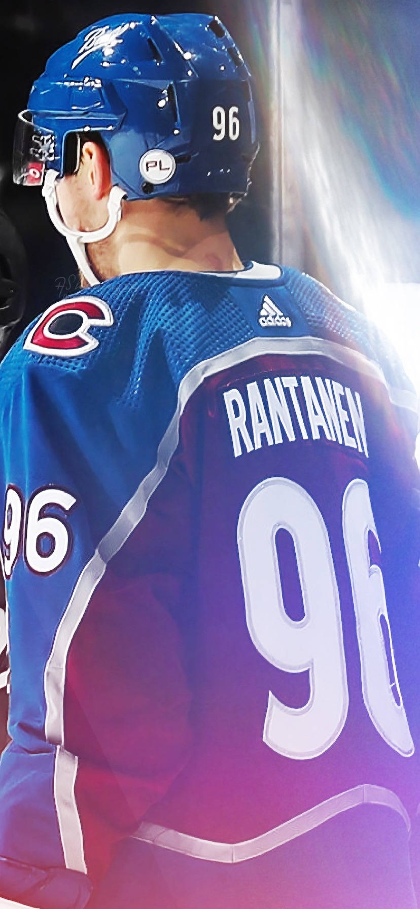 hockey 桌布 壁紙 — 冰球球員身穿藍色球衣，背面印有96號碼及名字RANTANEN的特寫，從後方觀看並帶有明亮光暈。
