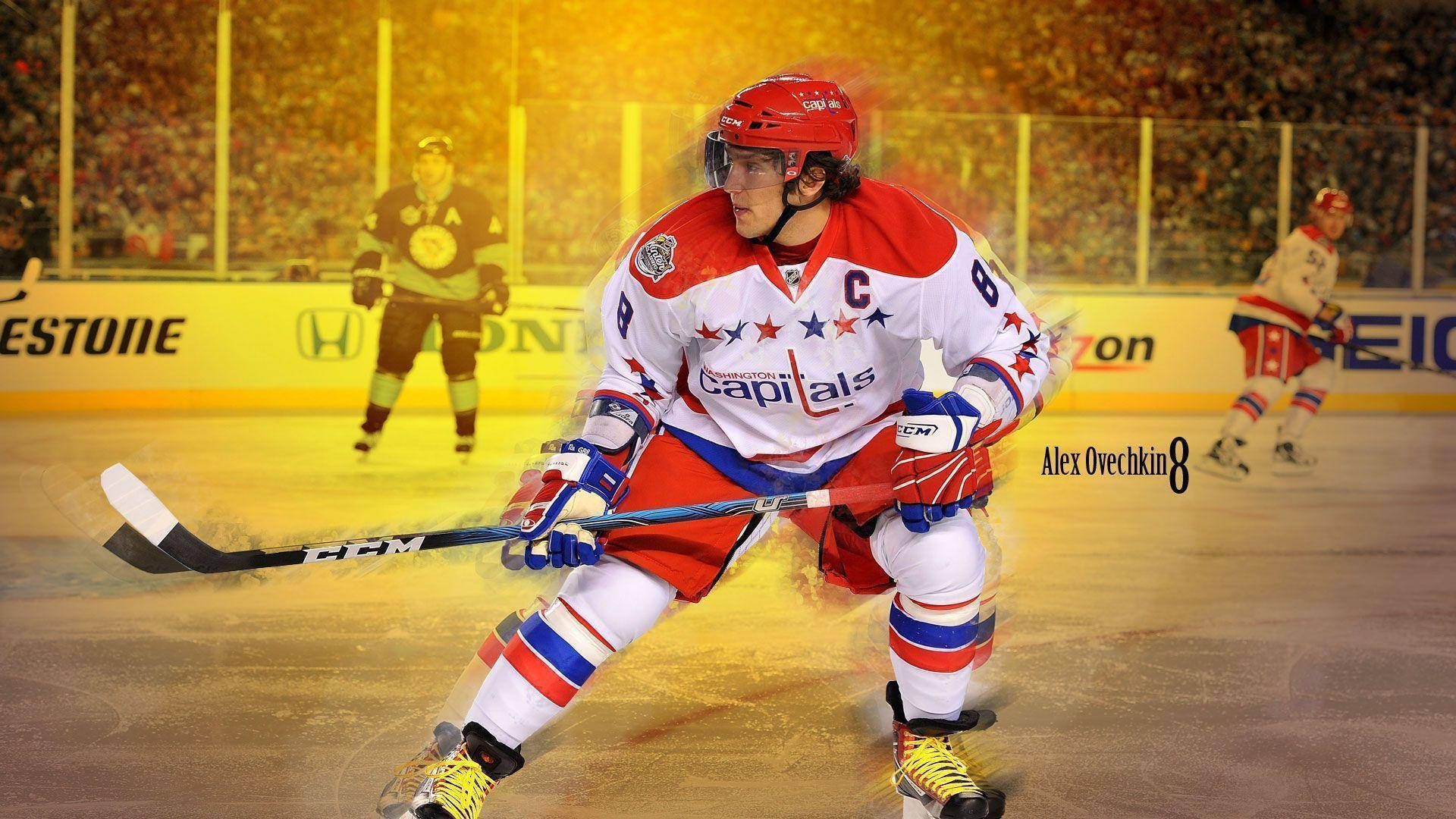 運動 桌布 壁紙 — 冰球運動員 Alex Ovechkin 身穿紅、白、藍色的首都隊裝備，在明亮的場館燈光下於冰上激烈滑行。
