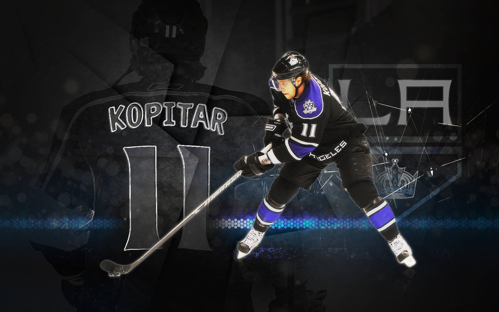 Los Angeles Kings 桌布 壁紙 — 冰球運動員 Anze Kopitar 身穿黑色和紫色的 LA Kings 裝備，在帶有發光藍色點綴的深色抽象背景上動態滑冰。