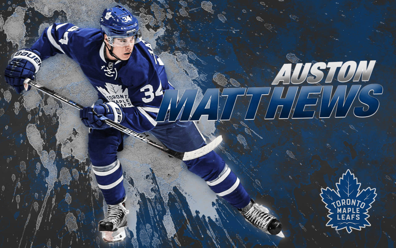 Leafs 桌布 壁紙 — 冰球運動員 Auston Matthews 身穿多倫多楓葉隊裝備，在動態的藍色和灰色潑濺背景前揮桿向前。