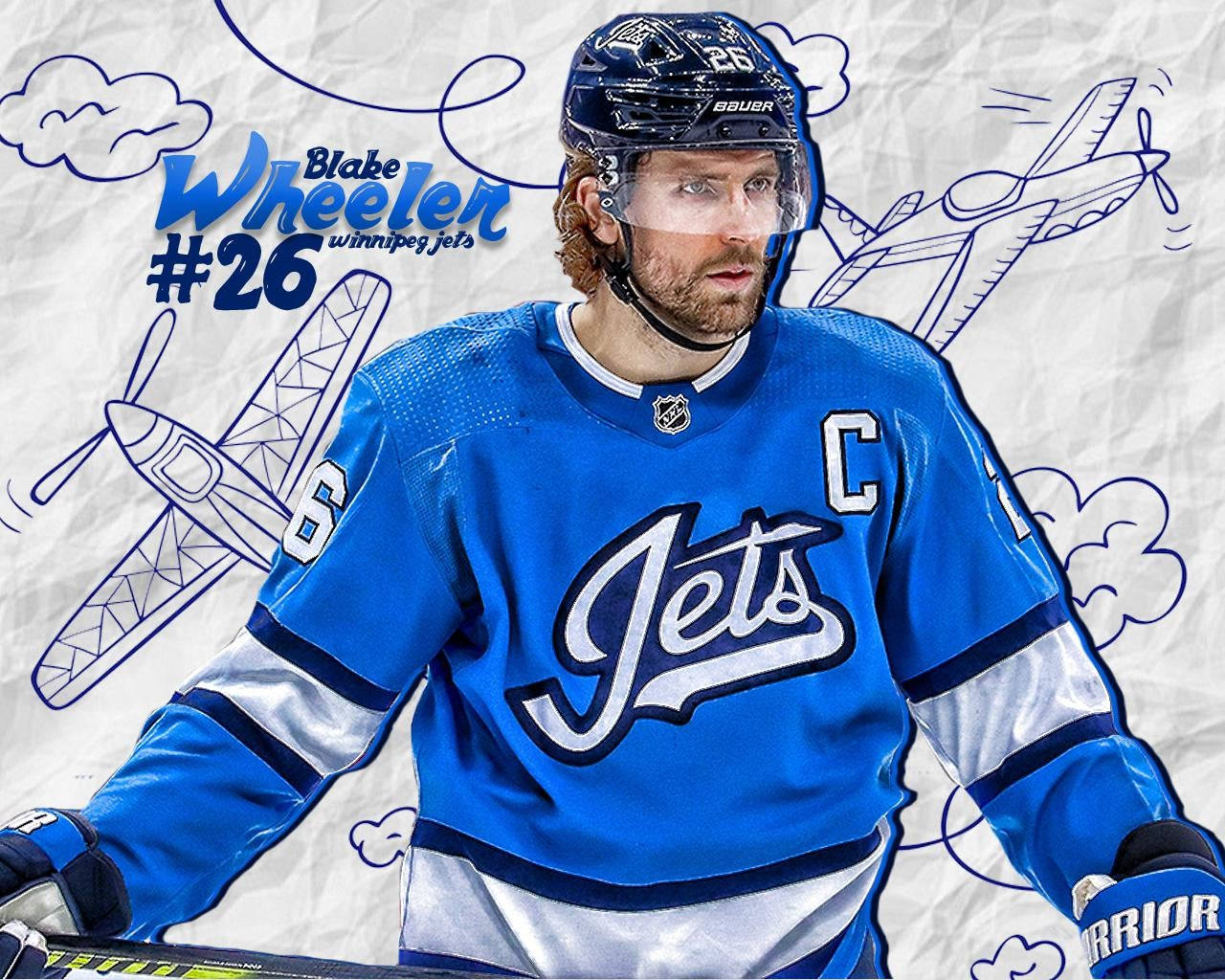 運動 桌布 壁紙 — 冰球運動員 Blake Wheeler 身穿藍色 Jets 球衣，帶有隊長 C 標誌，站在草繪飛機和雲朵背景前。