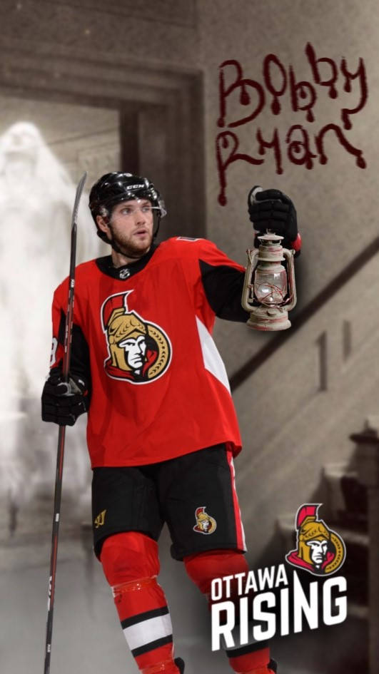 運動 桌布 壁紙 — 冰球運動員 Bobby Ryan 身穿渥太華參議員隊裝備，在昏暗的走廊中手持燈籠，身後有幽靈般的幻影。