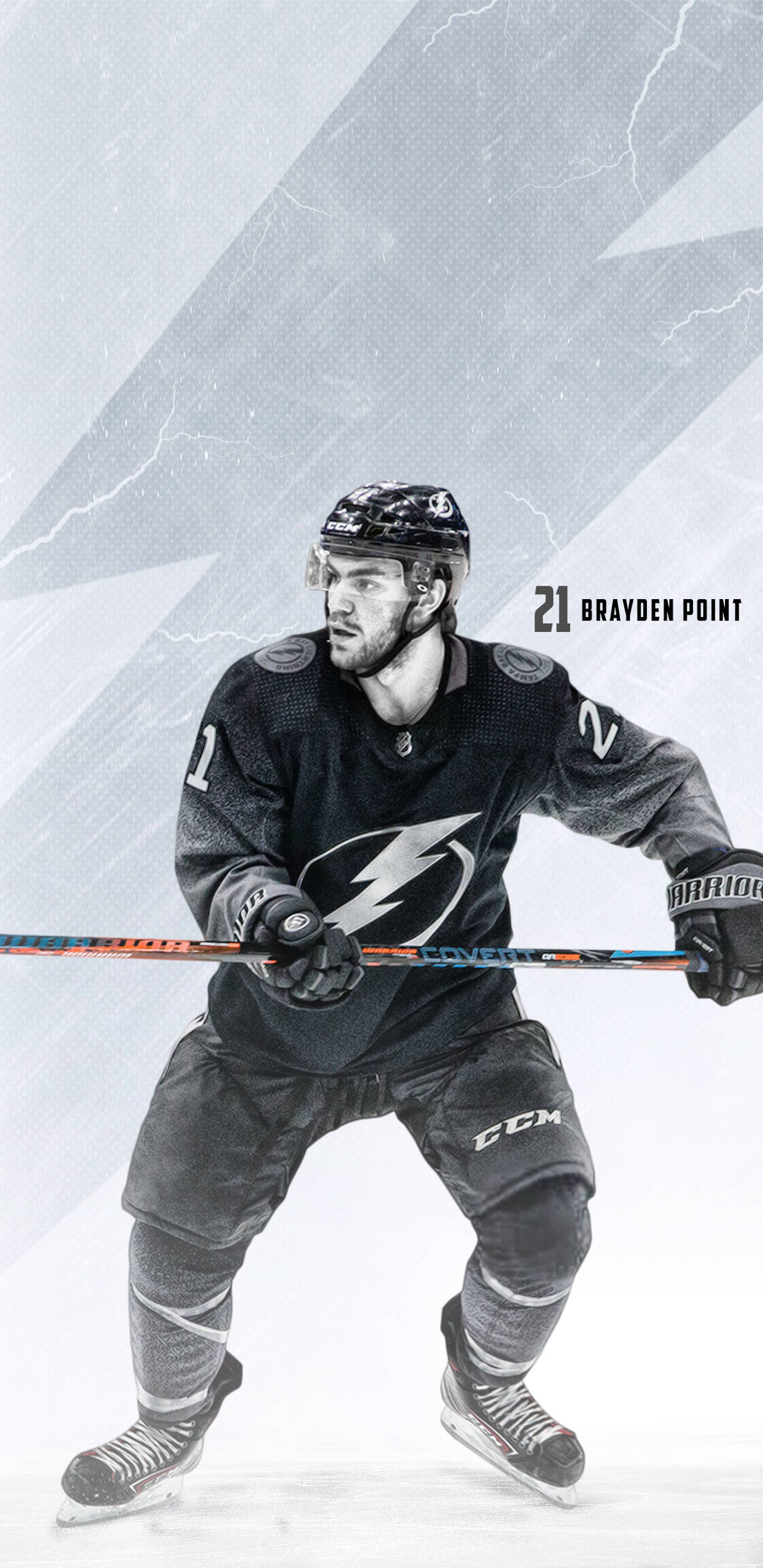 坦帕灣閃電 桌布 壁紙 — 冰球運動員 Brayden Point 身穿黑色坦帕灣閃電隊裝備，蹲伏著準備好球桿，背景為風格化的冰面。