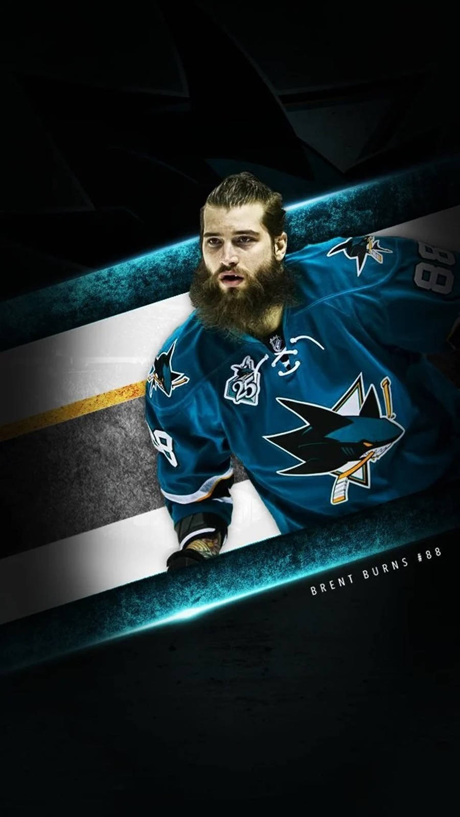 運動 桌布 壁紙 — 冰球運動員 Brent Burns 身穿青色鯊魚隊球衣，在戲劇性燈光下向前傾斜靠在風格化的冰場圍欄上。