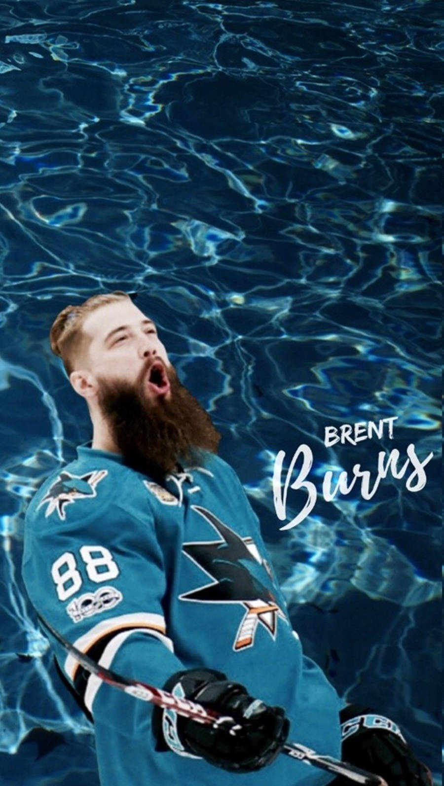運動 桌布 壁紙 — 冰球運動員 Brent Burns 身穿藍綠色 Sharks 球衣，從波光粼粼的藍色水中浮出，張開嘴拿著球棍。