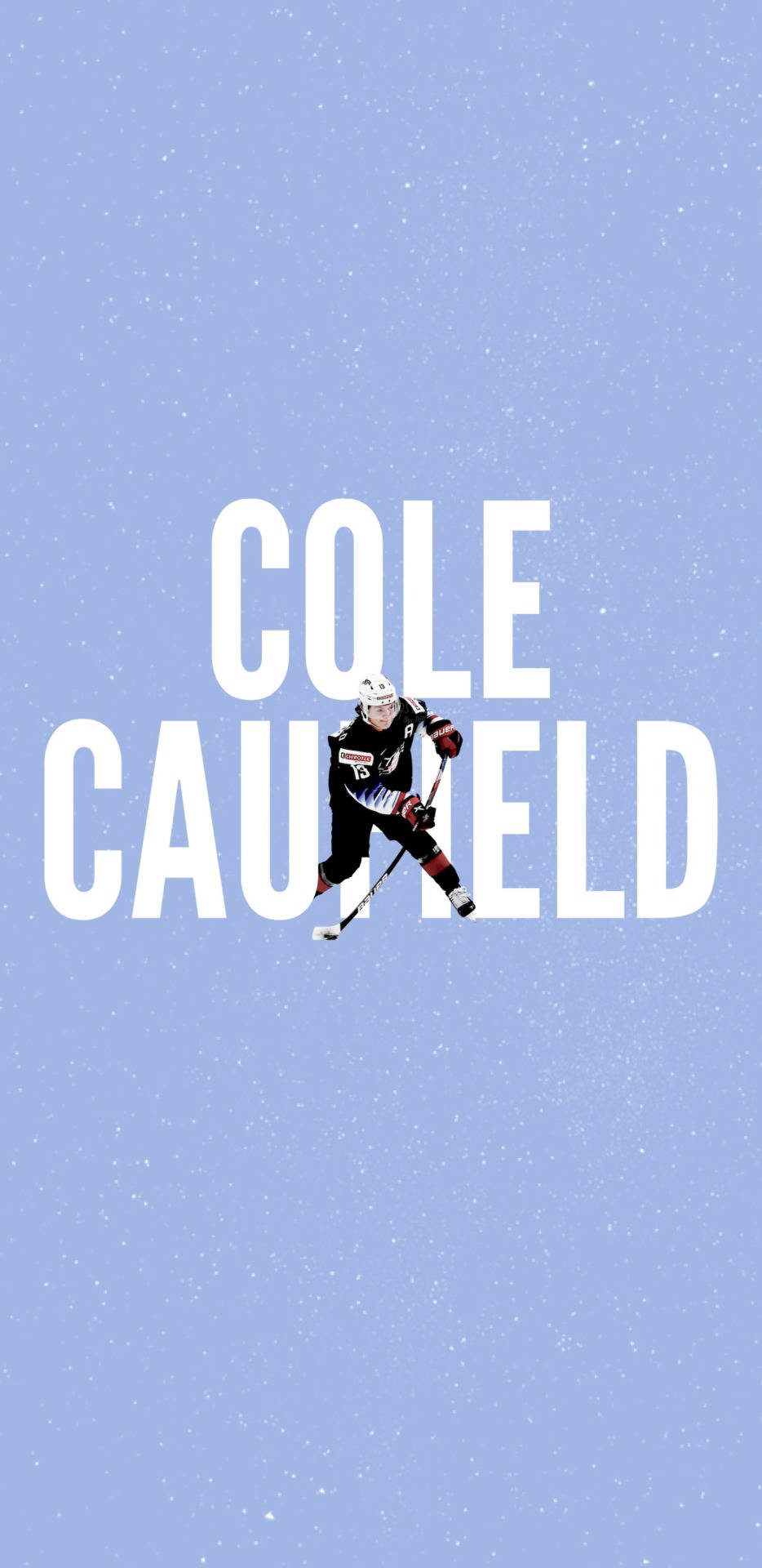 運動 桌布 壁紙 — 冰球運動員 Cole Caufield 在雪藍色背景上以粗體白色文字顯示其名字的動作畫面。