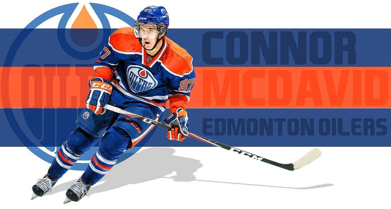 hockey 桌布 壁紙 — 冰球運動員 Connor McDavid 身穿埃德蒙頓油人隊球衣，在搶眼的藍橙條紋背景上動態滑行。