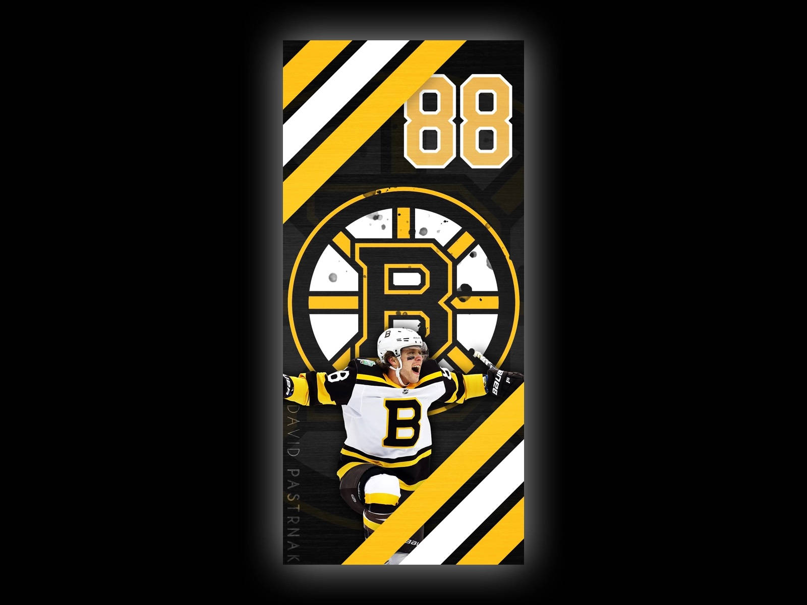運動 桌布 壁紙 — 冰球運動員 David Pastrnak 身穿波士頓棕熊隊球衣，在醒目的黃黑斜紋和球隊標誌前張開雙臂慶祝。