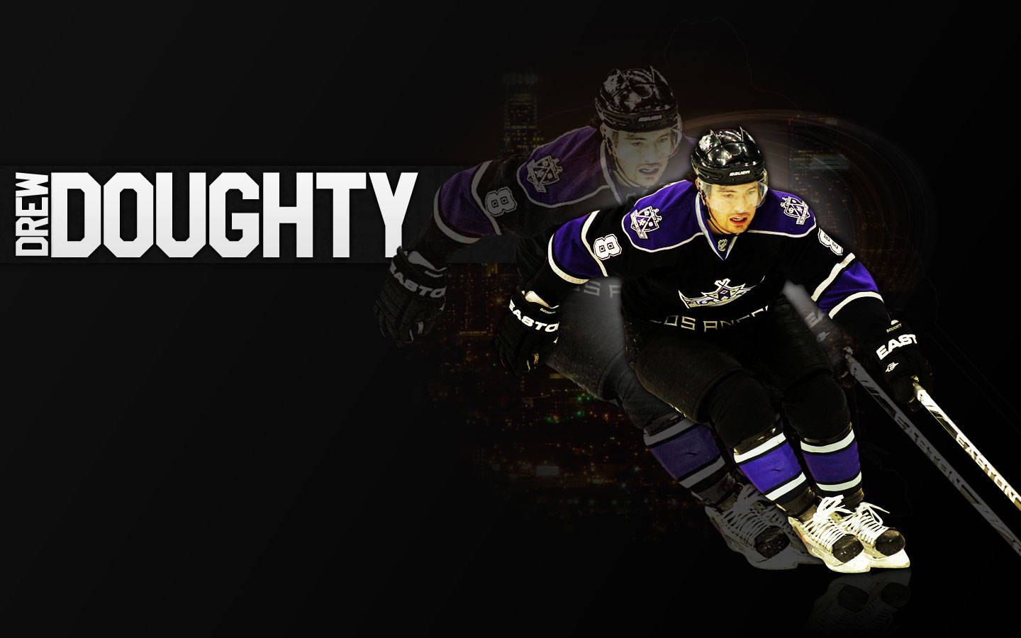 Los Angeles Kings 桌布 壁紙 — 冰球運動員 Drew Doughty 身穿黑色和紫色制服，在黑暗的城市景觀背景下，伴隨著發光的燈光，動態地蹲下。