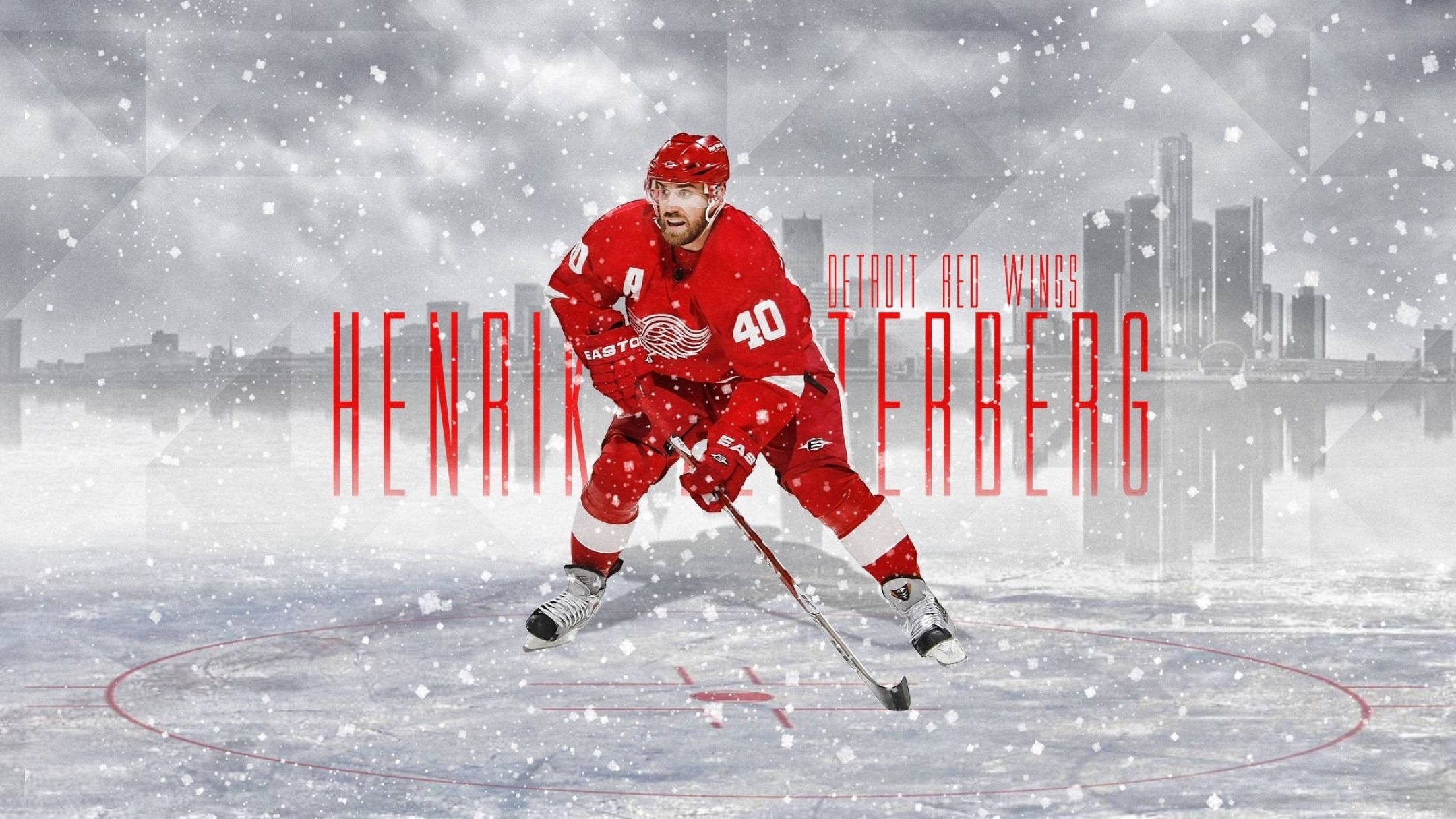 detroit 桌布 壁紙 — 冰球運動員 Henrik Zetterberg 身穿紅色底特律紅翼裝備，在積雪的溜冰場上滑冰，身後是城市天際線。