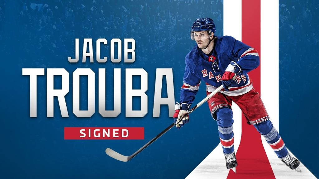 曲棍球 桌布 壁紙 — 冰球運動員 Jacob Trouba 身穿藍、紅、白 Rangers 球衣，在鮮明的藍、紅、白圖形背景上動態滑行。