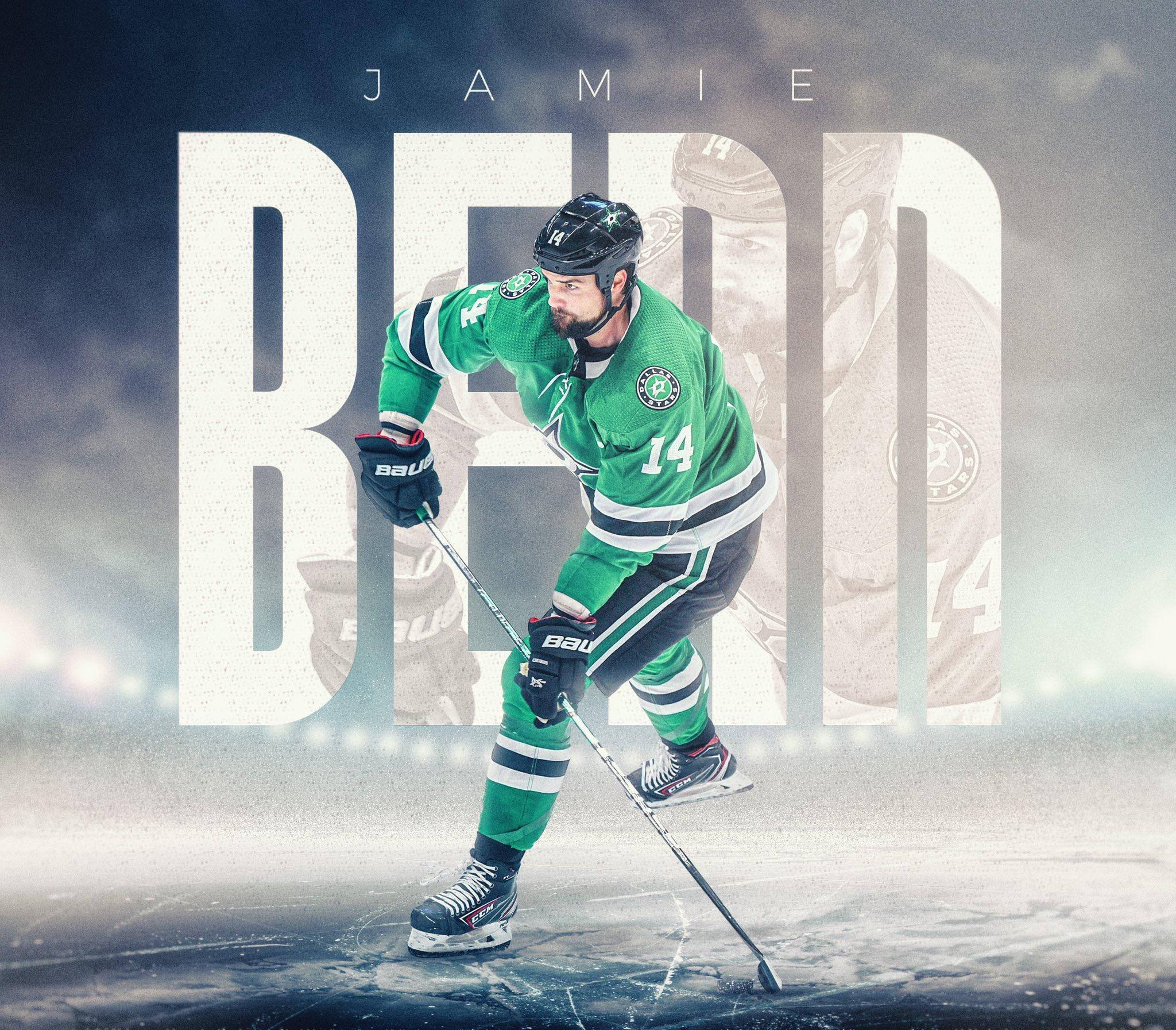 運動 桌布 壁紙 — 冰球運動員 Jamie Benn 身穿綠色球衣14號，在冰上滑行，背後有戲劇性的燈光和大型風格化文字。