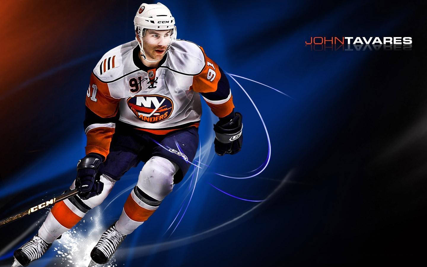 運動 桌布 壁紙 — 冰球運動員 John Tavares 穿著 NY Islanders 裝備，在深藍色動態模糊背景上動態滑冰。
