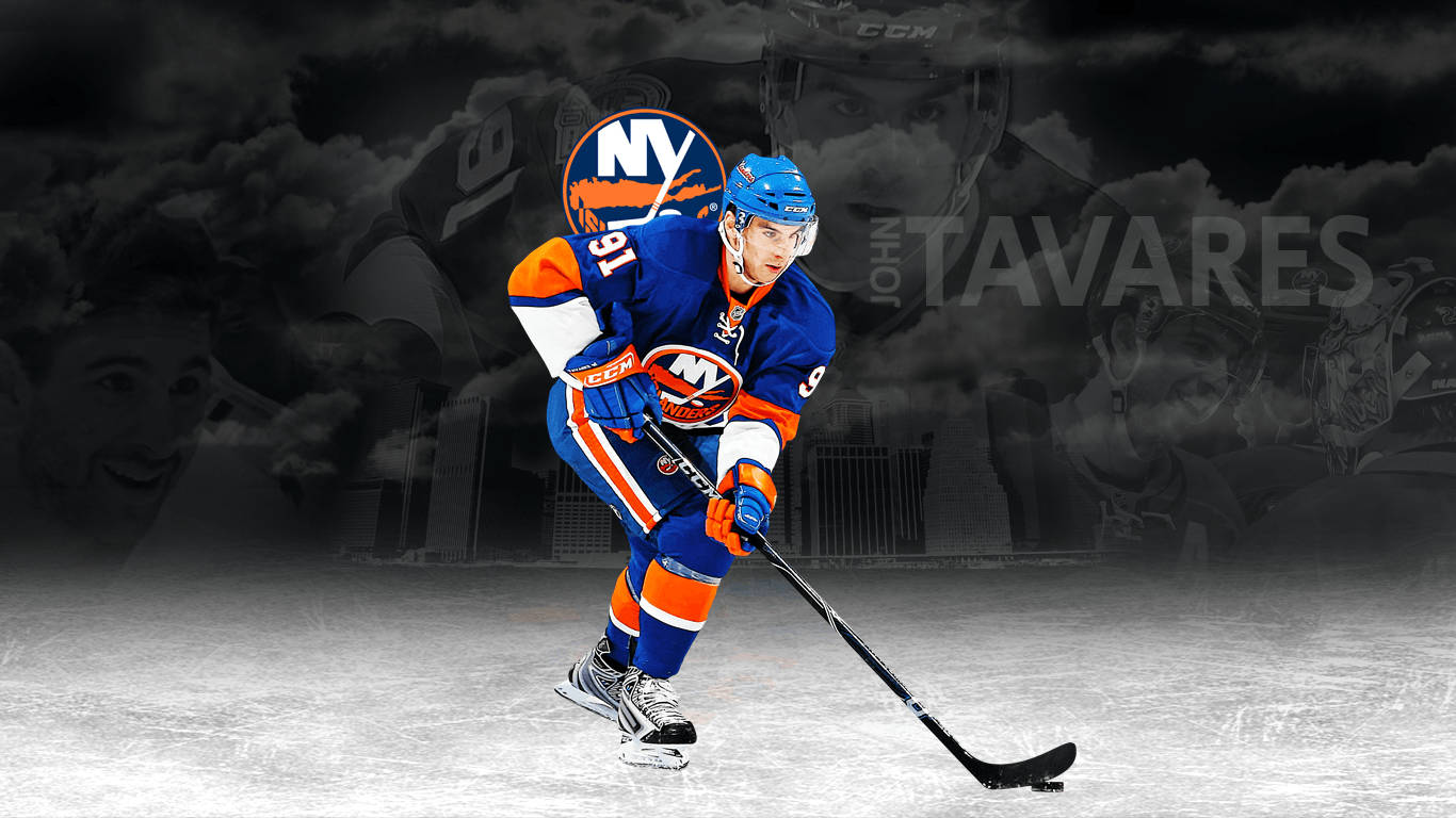 運動 桌布 壁紙 — 冰球運動員 John Tavares 身穿藍橙色制服在冰上滑行，背景有球隊標誌和模糊的隊友，背景昏暗。