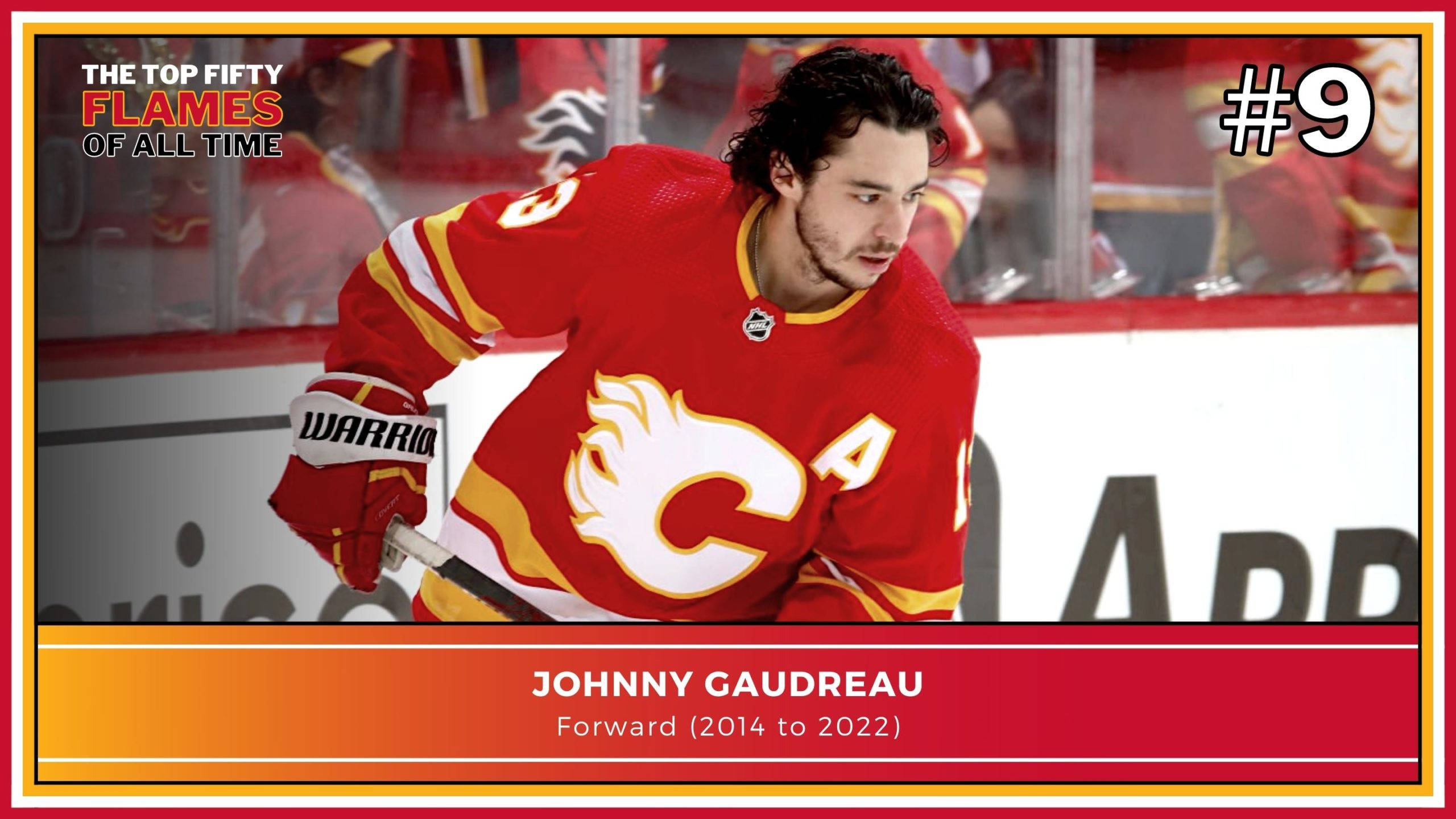 曲棍球 桌布 壁紙 — 冰球運動員 Johnny Gaudreau 身穿紅色 Flames 球衣，手持球棍在冰上激烈前傾。